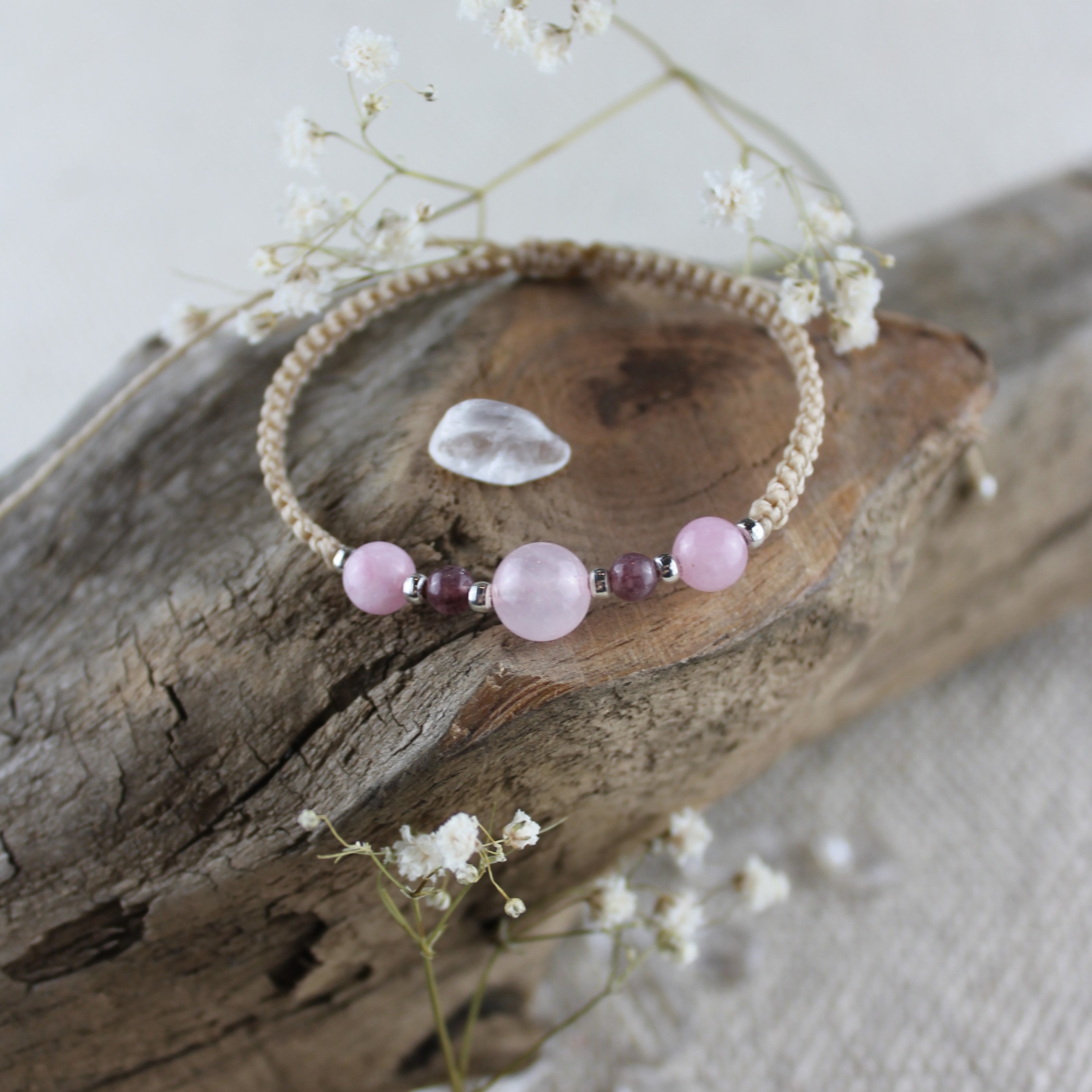 Erdbeerquarz, Kunzit mit Rosenquarz Edelsteinarmband Makramee personalisiert  gold- oder silberfarben