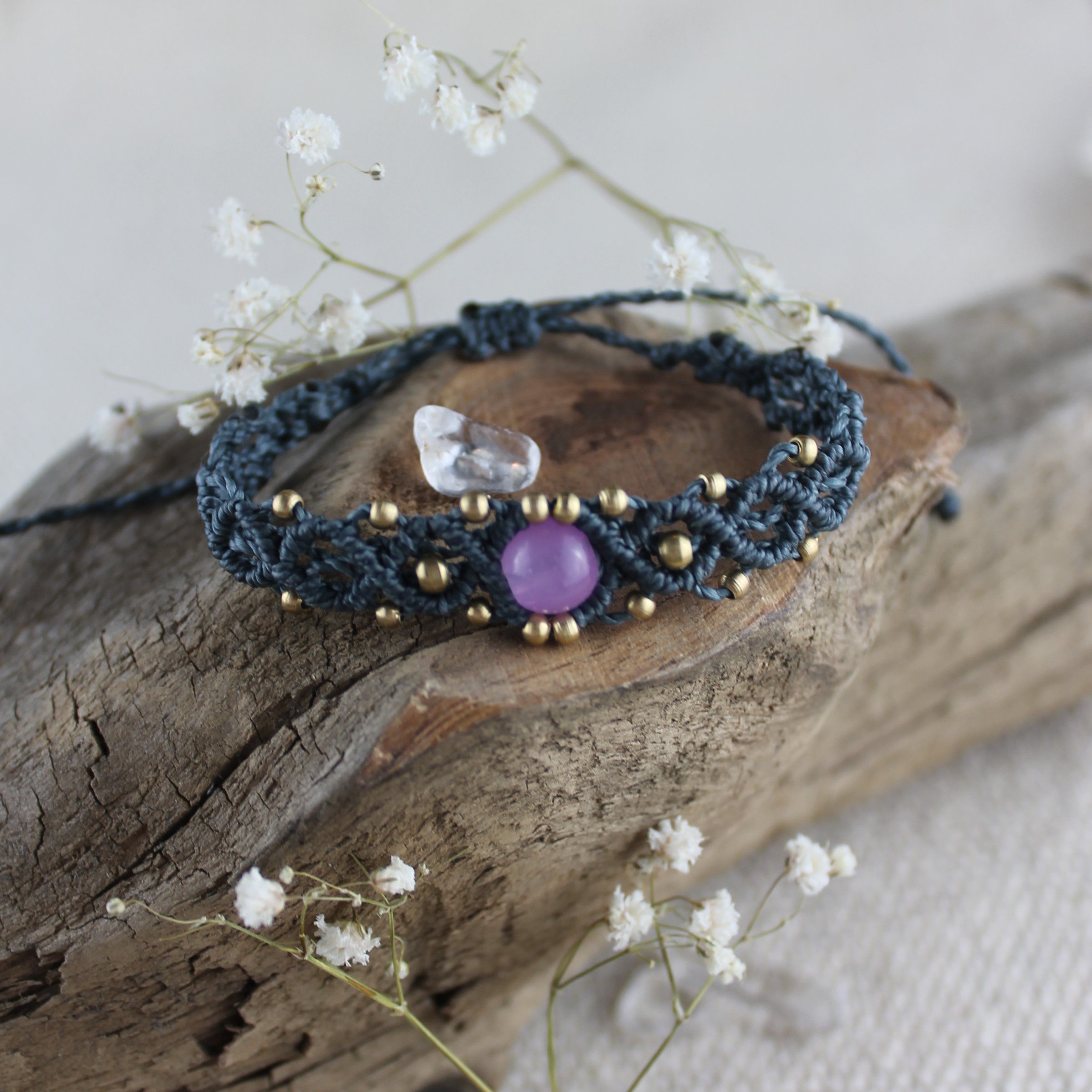 Amethyst Edelsteinarmband Makramee dunkelblau goldfarben