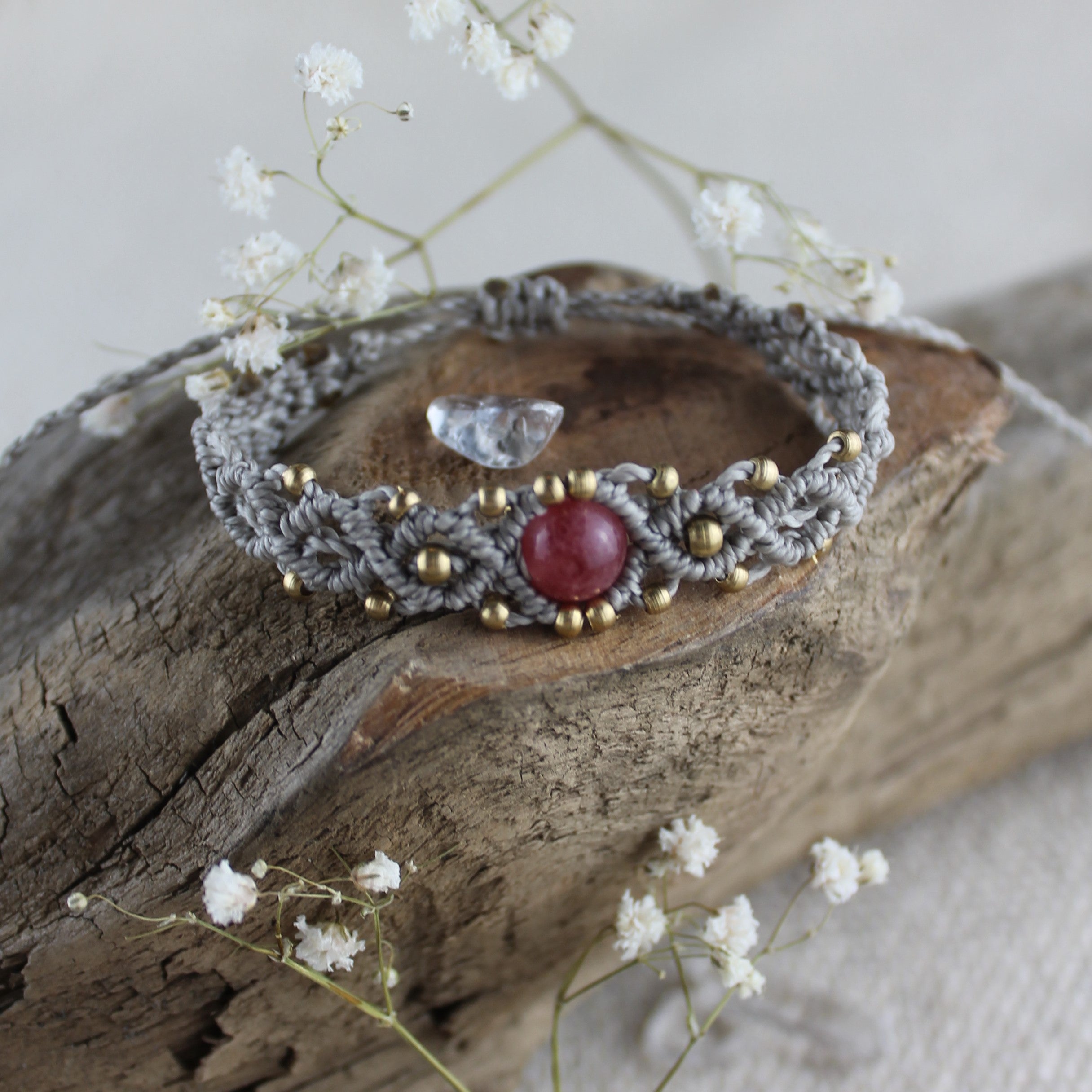 Erdbeerquarz Edelsteinarmband Makramee hellgrau goldfarben