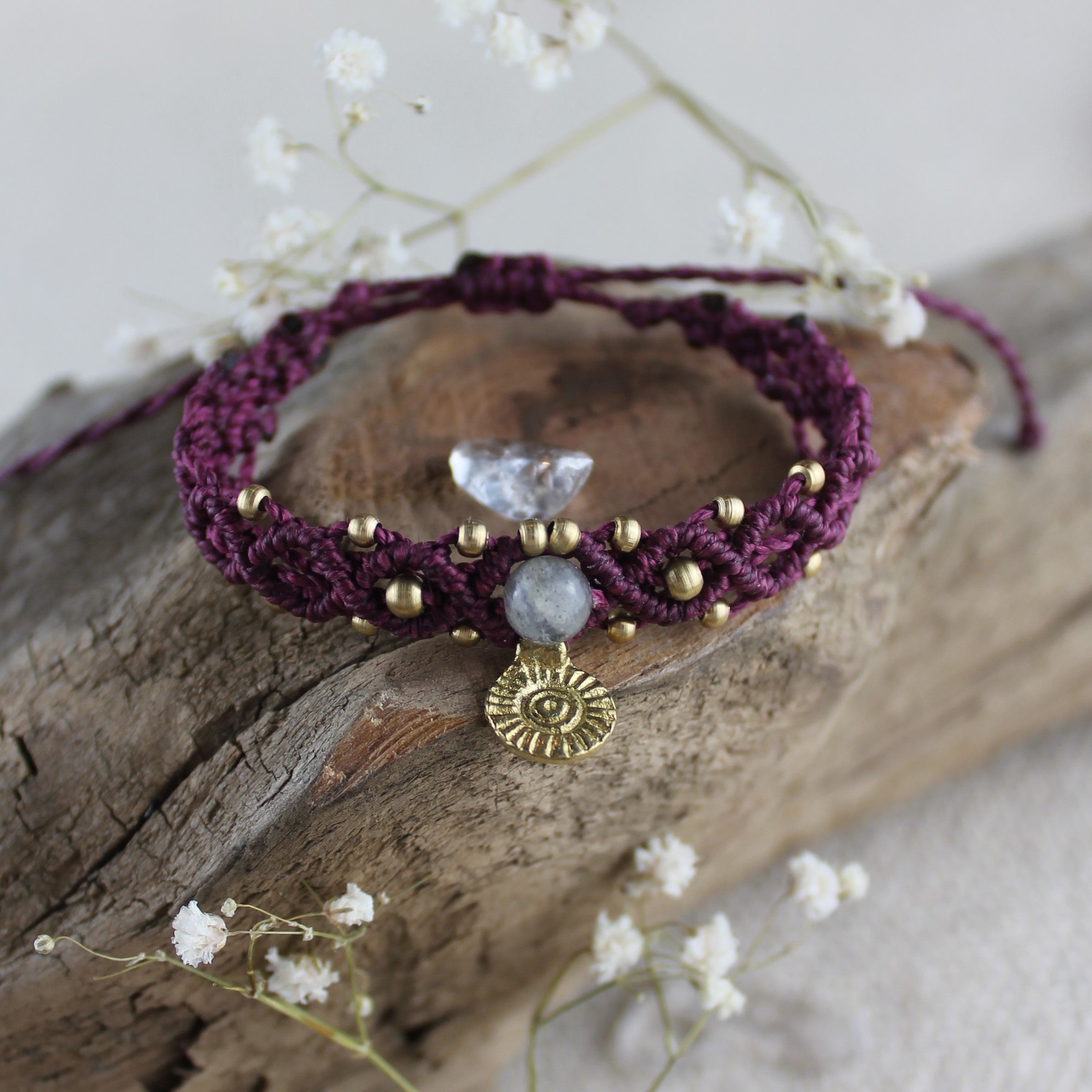 Labradorit Edelsteinarmband Makramee bordeaux mit Messinganhänger goldfarben