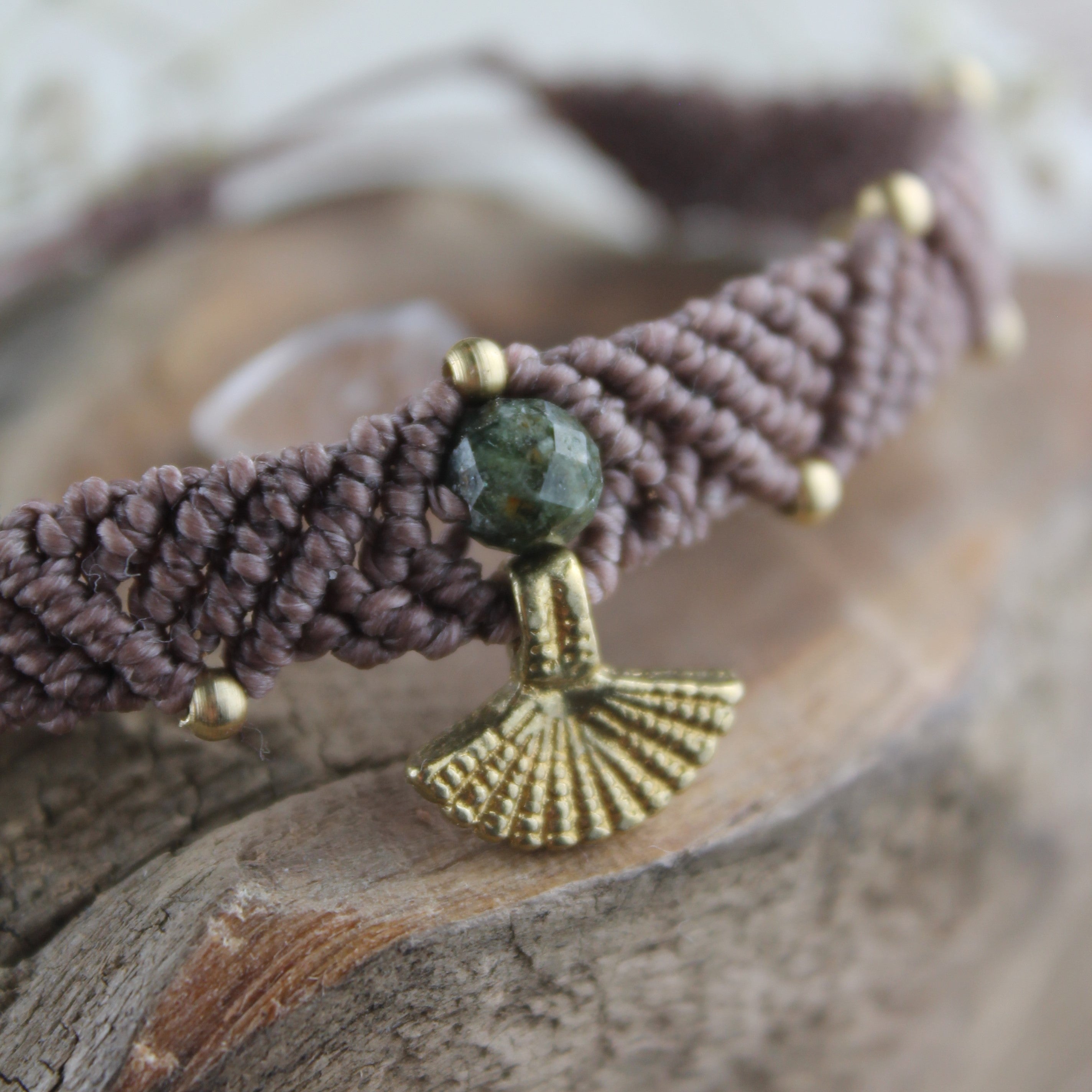 Labradorit Edelsteinarmband Makramee camel mit Messinganhänger goldfarben