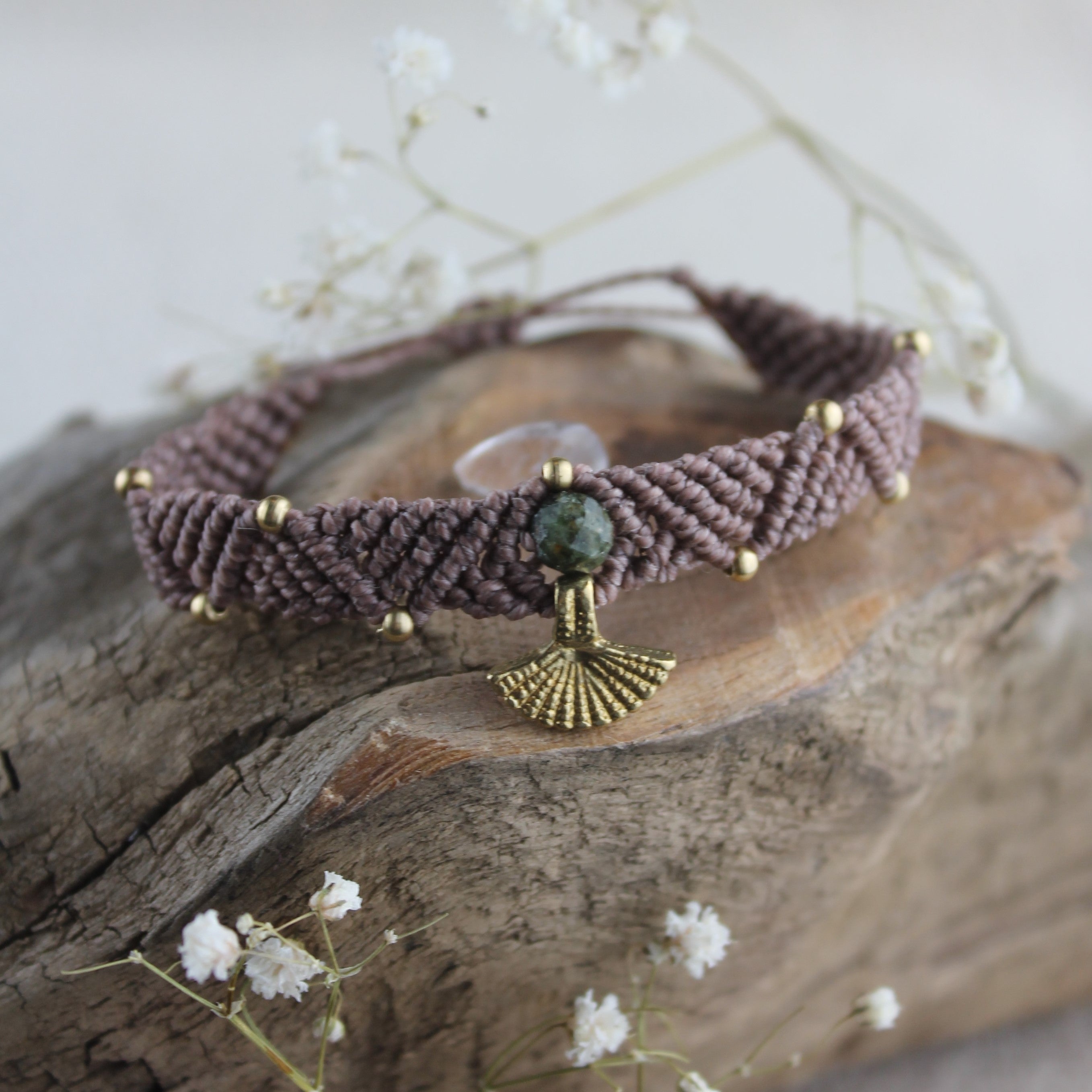 Labradorit Edelsteinarmband Makramee camel mit Messinganhänger goldfarben