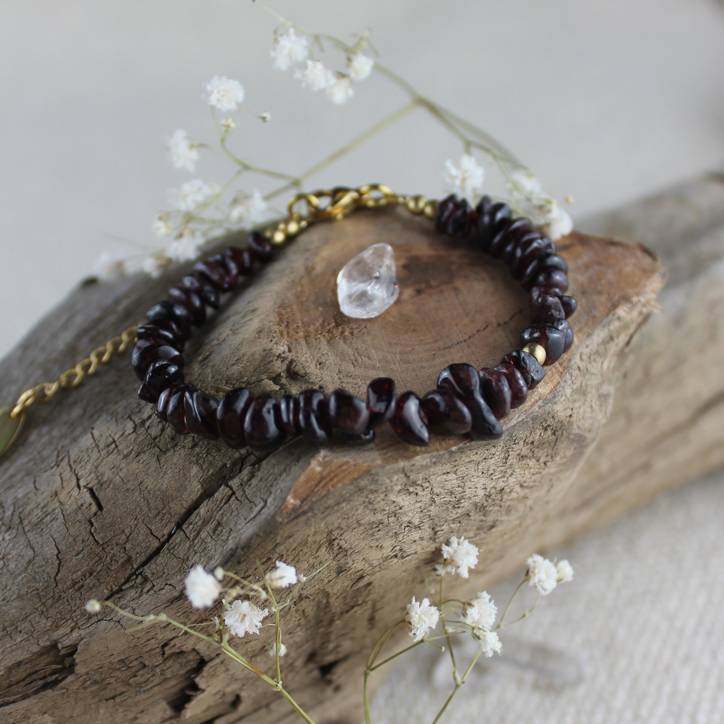 Granat Splitter Edelsteinarmband mit Verschluss goldfarben