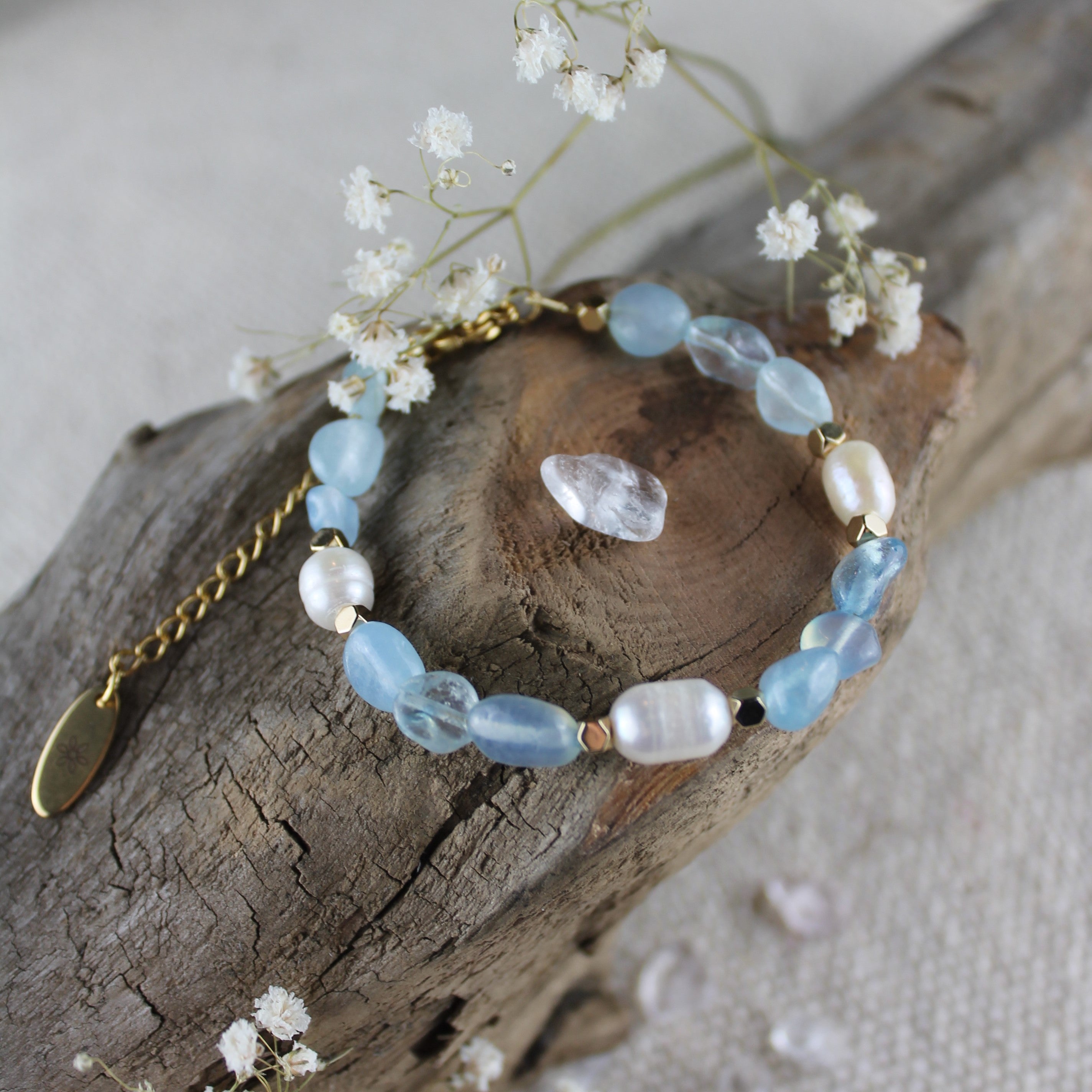 Aquamarin mit Süßwasserperlen Edelsteinarmband mit Verschluss goldfarben