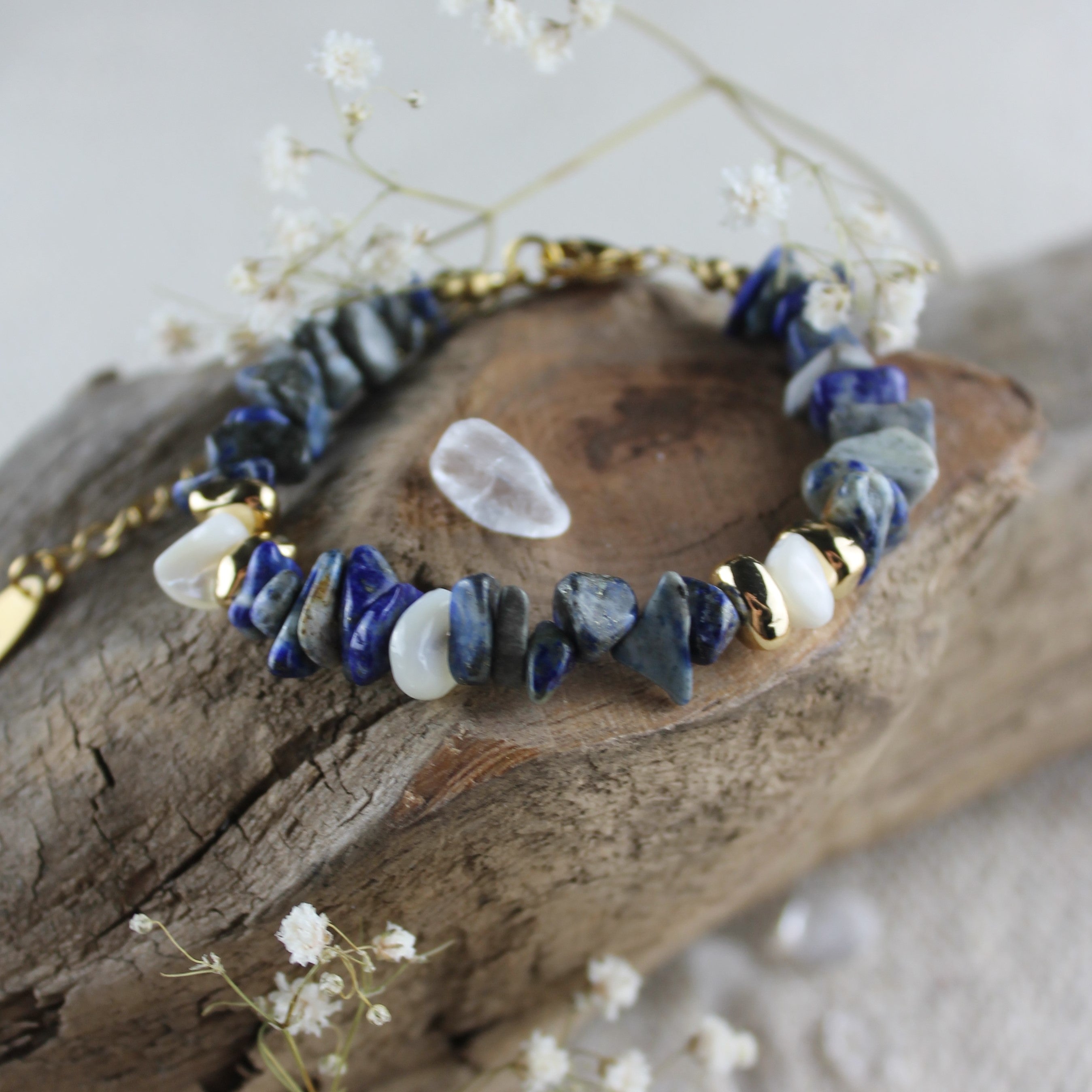 Lapislazuli mit Muschel Splitter Edelsteinarmband mit Verschluss goldfarben