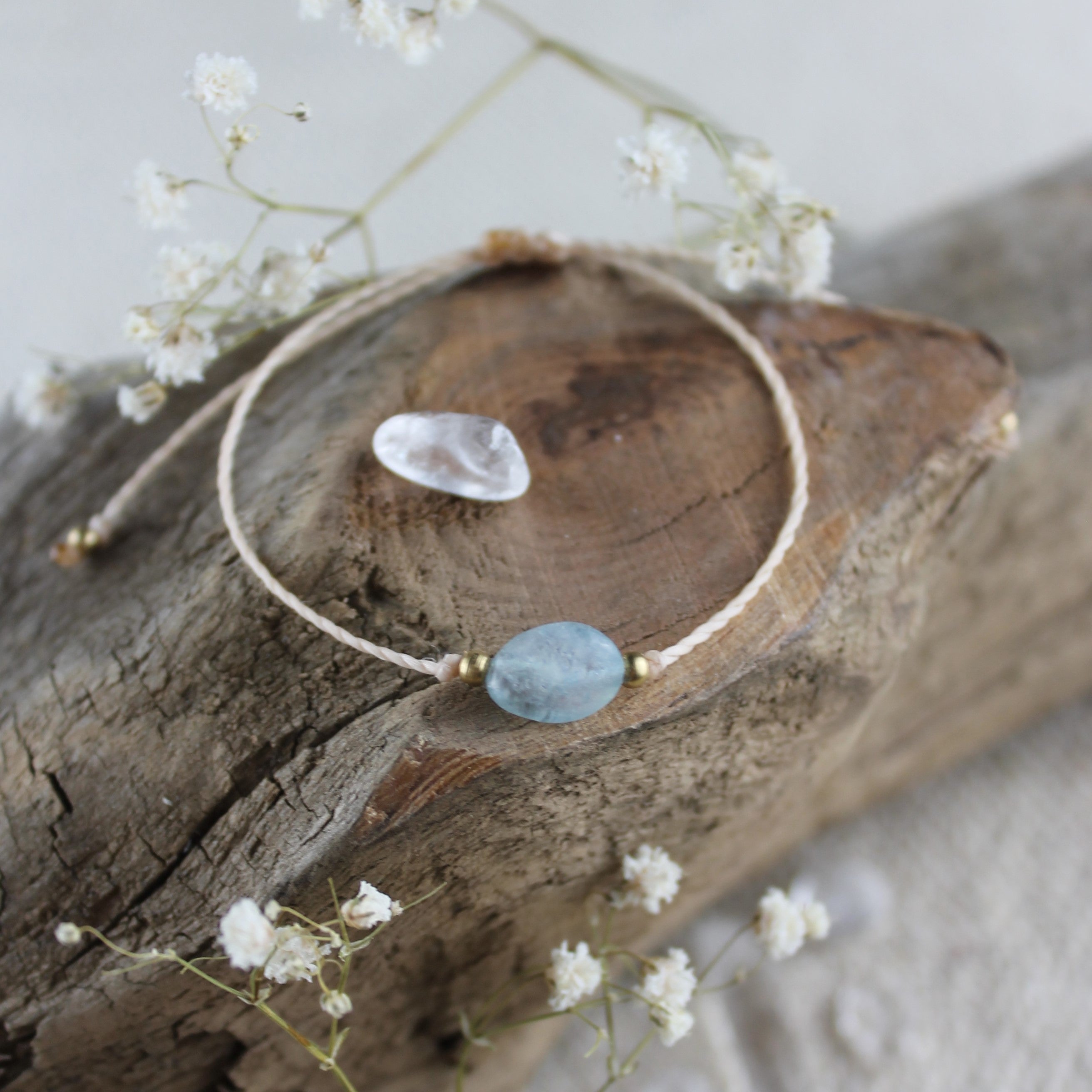 Aquamarin pur Edelsteinarmband Makramee goldfarben