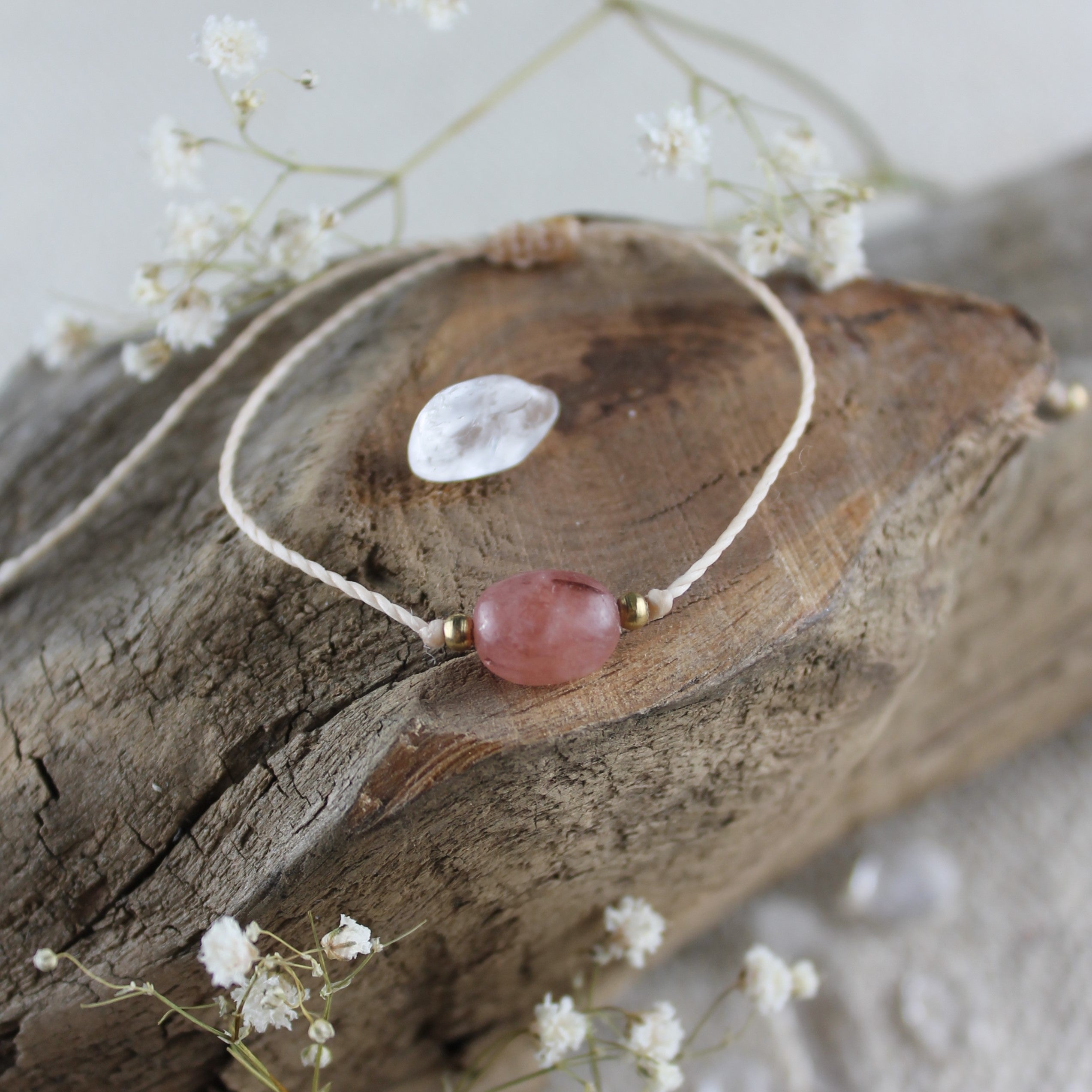 Erdbeerquarz pur Edelsteinarmband Makramee goldfarben