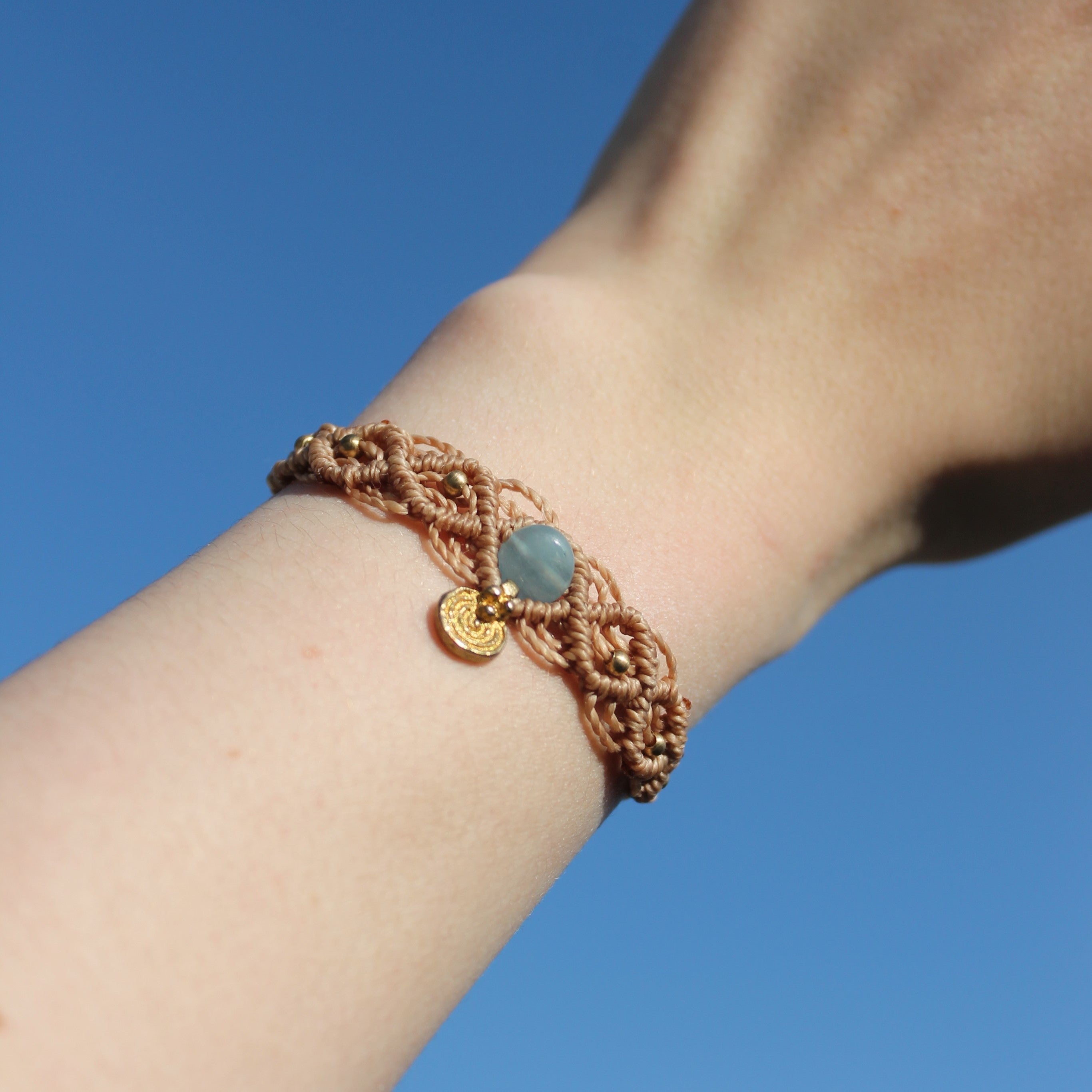 ARELA Jade Edelsteinarmband Makramee beige mit Messinganhänger goldfarben