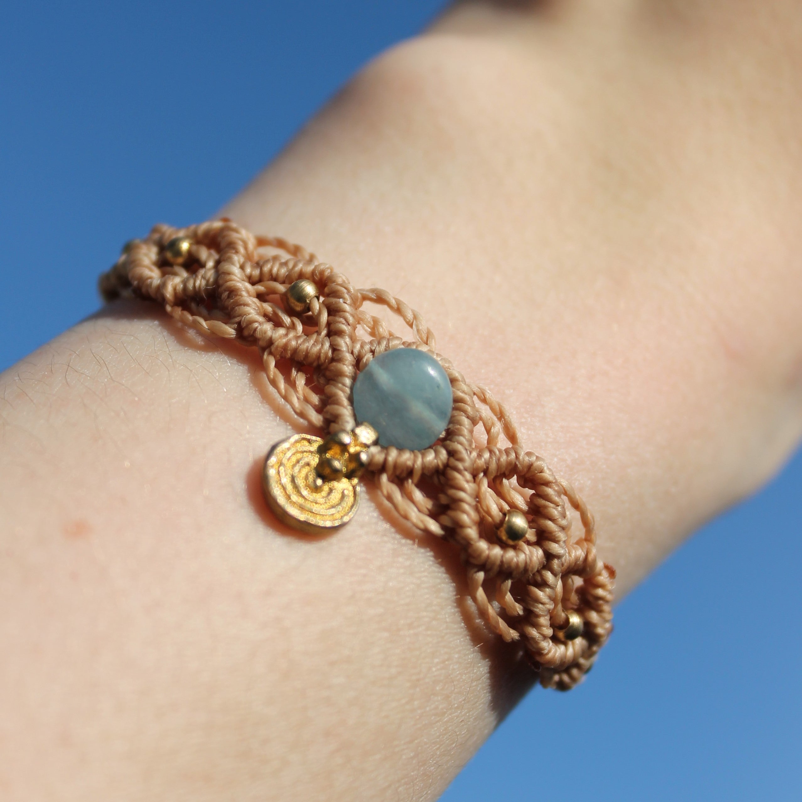 ARELA Jade Edelsteinarmband Makramee beige mit Messinganhänger goldfarben