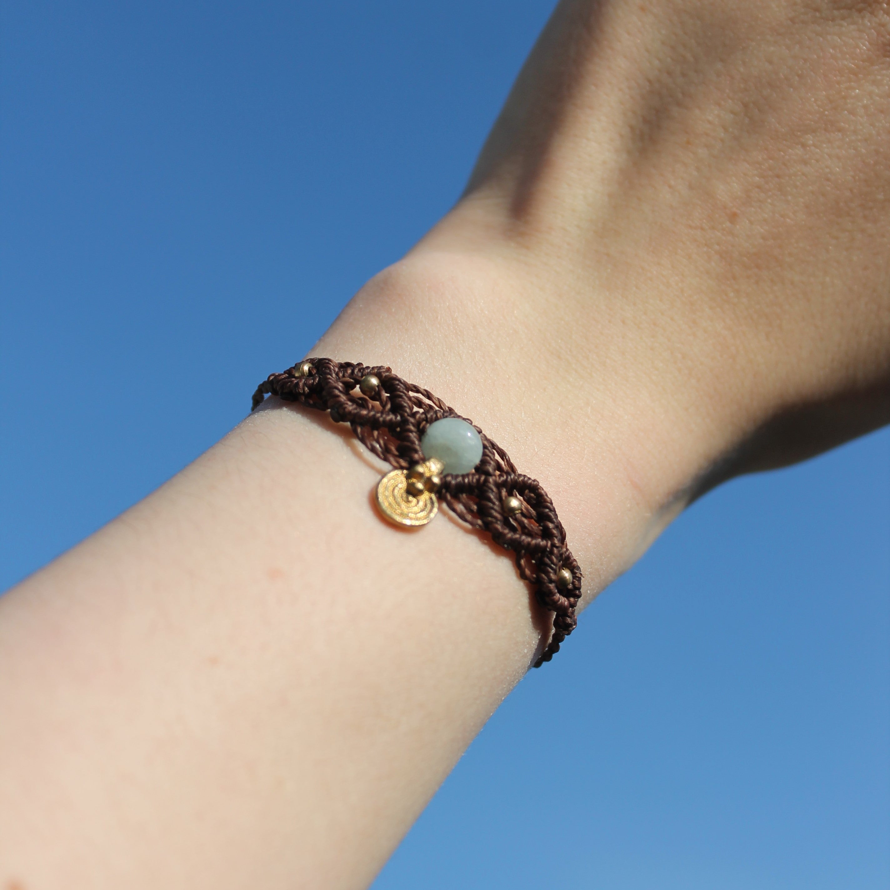 ARELA Jade Edelsteinarmband Makramee dunkelbraun mit Messinganhänger goldfarben
