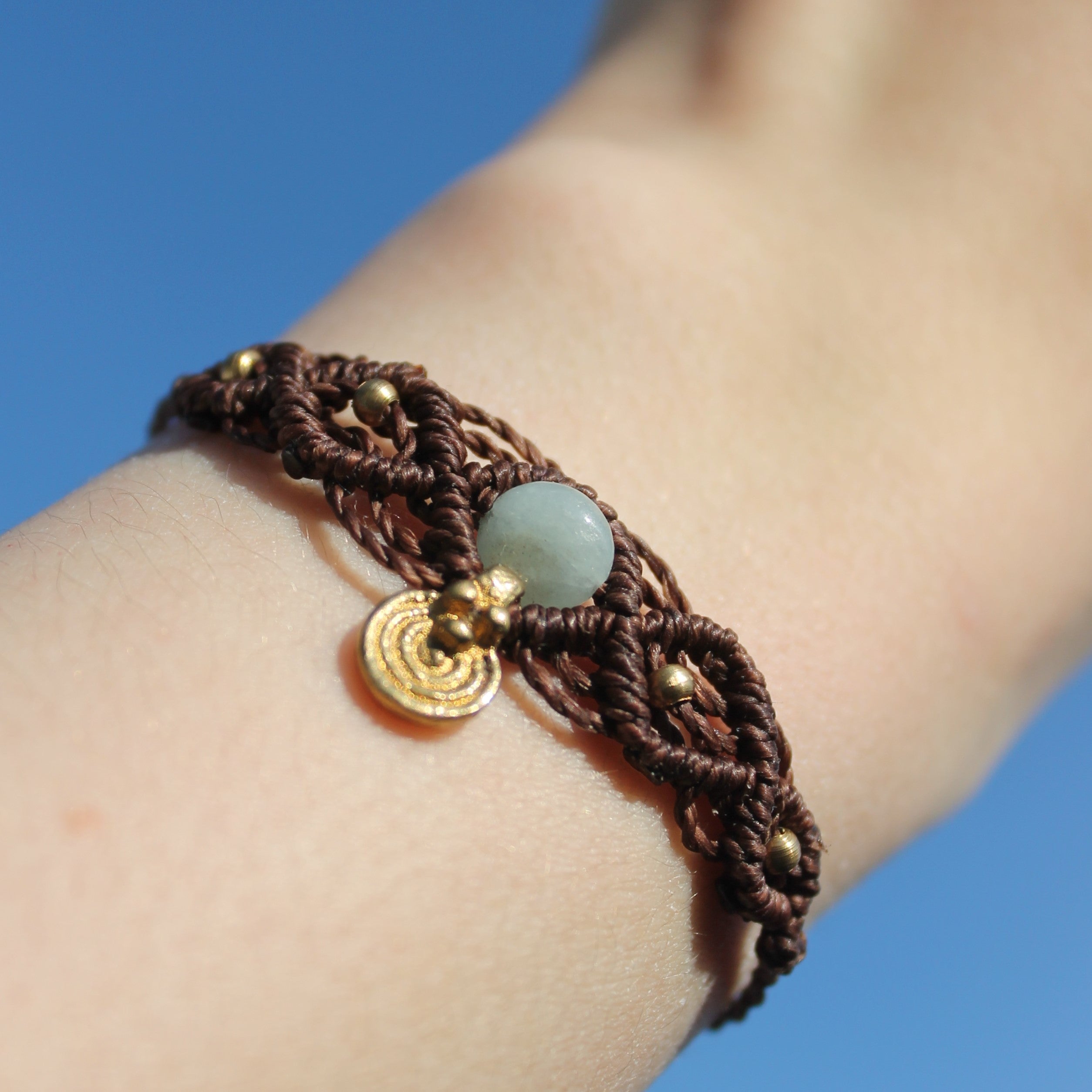 ARELA Jade Edelsteinarmband Makramee dunkelbraun mit Messinganhänger goldfarben