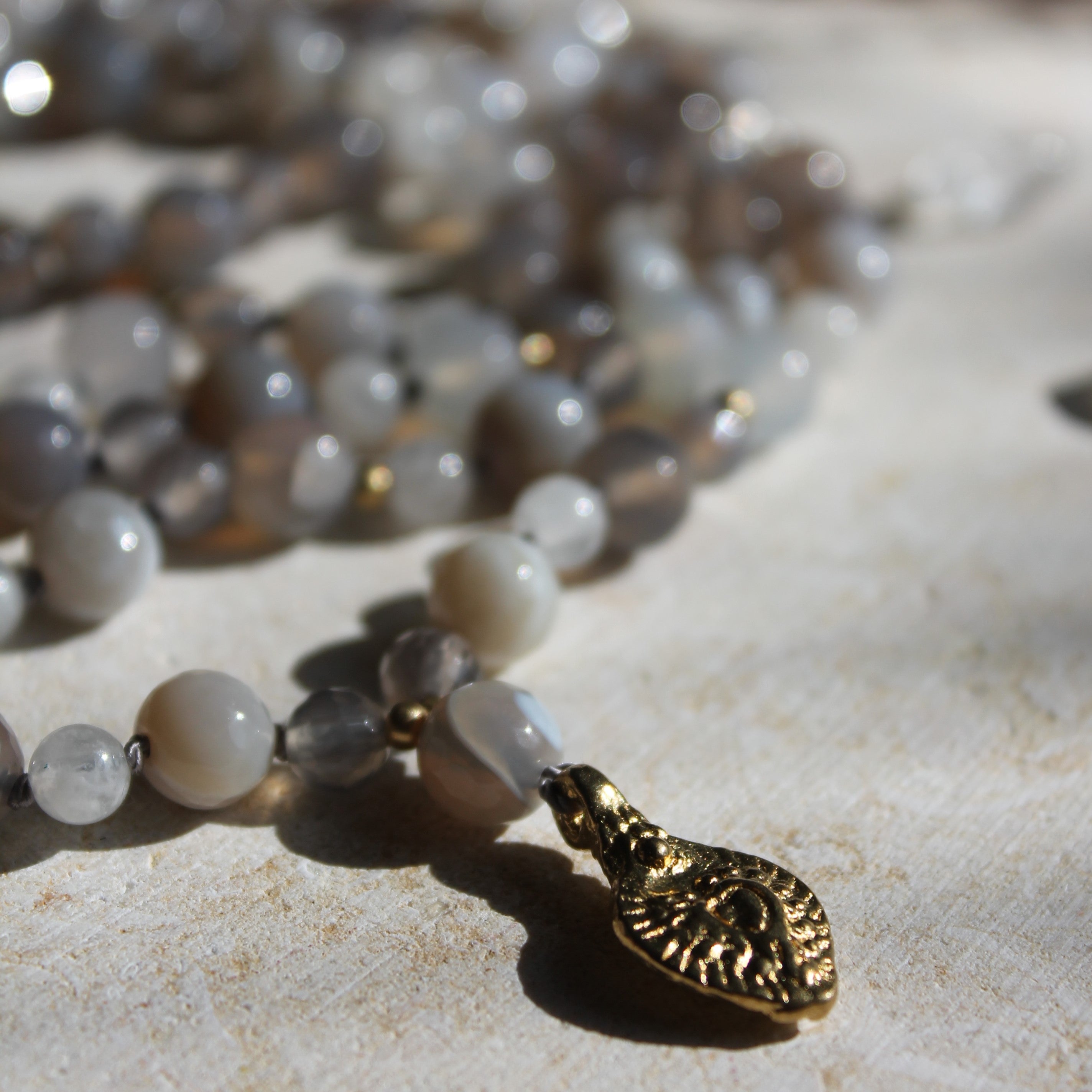 Achat, Bandachat, Mondstein Mala goldfarben