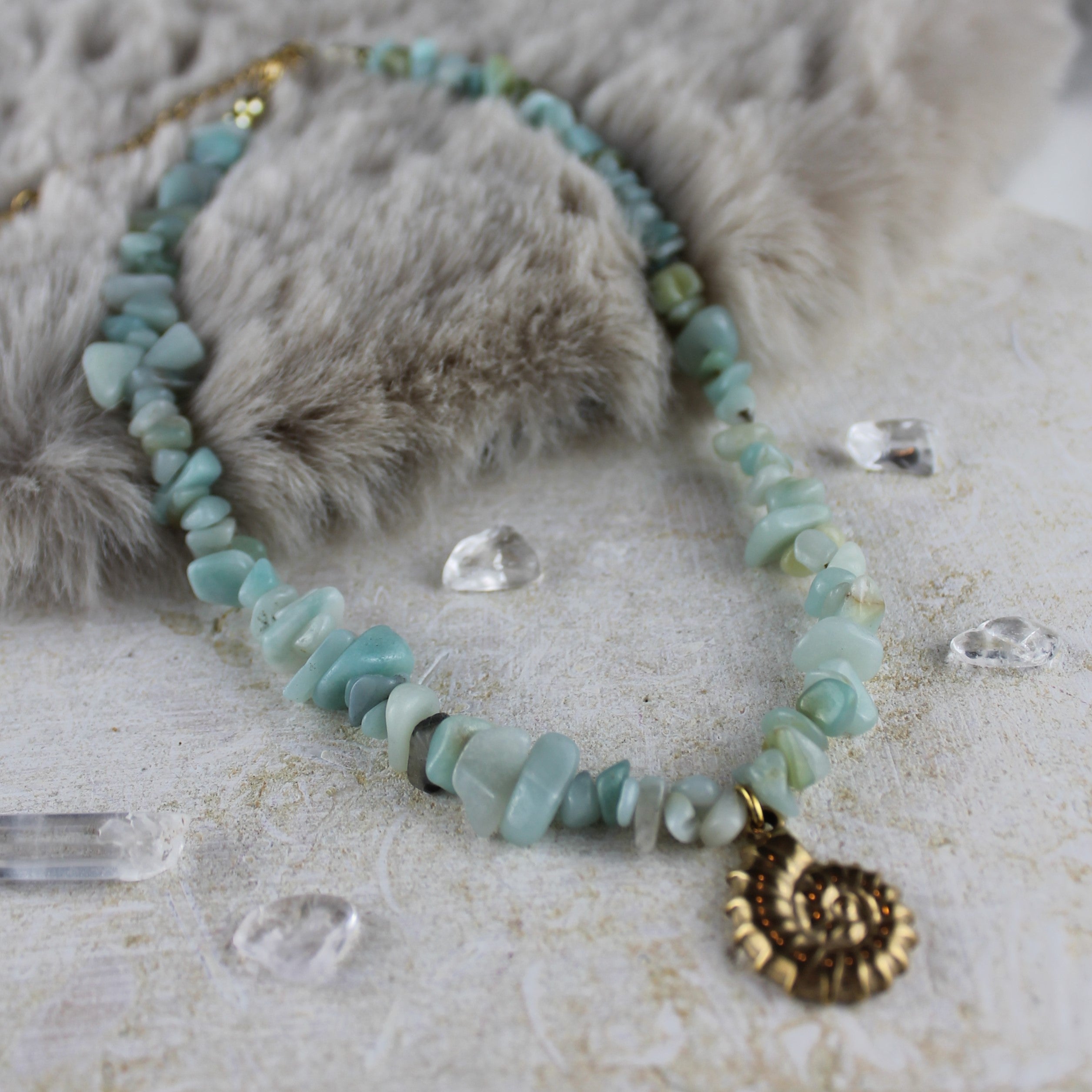 Amazonit Splitter Choker Kette mit Anhänger goldfarben