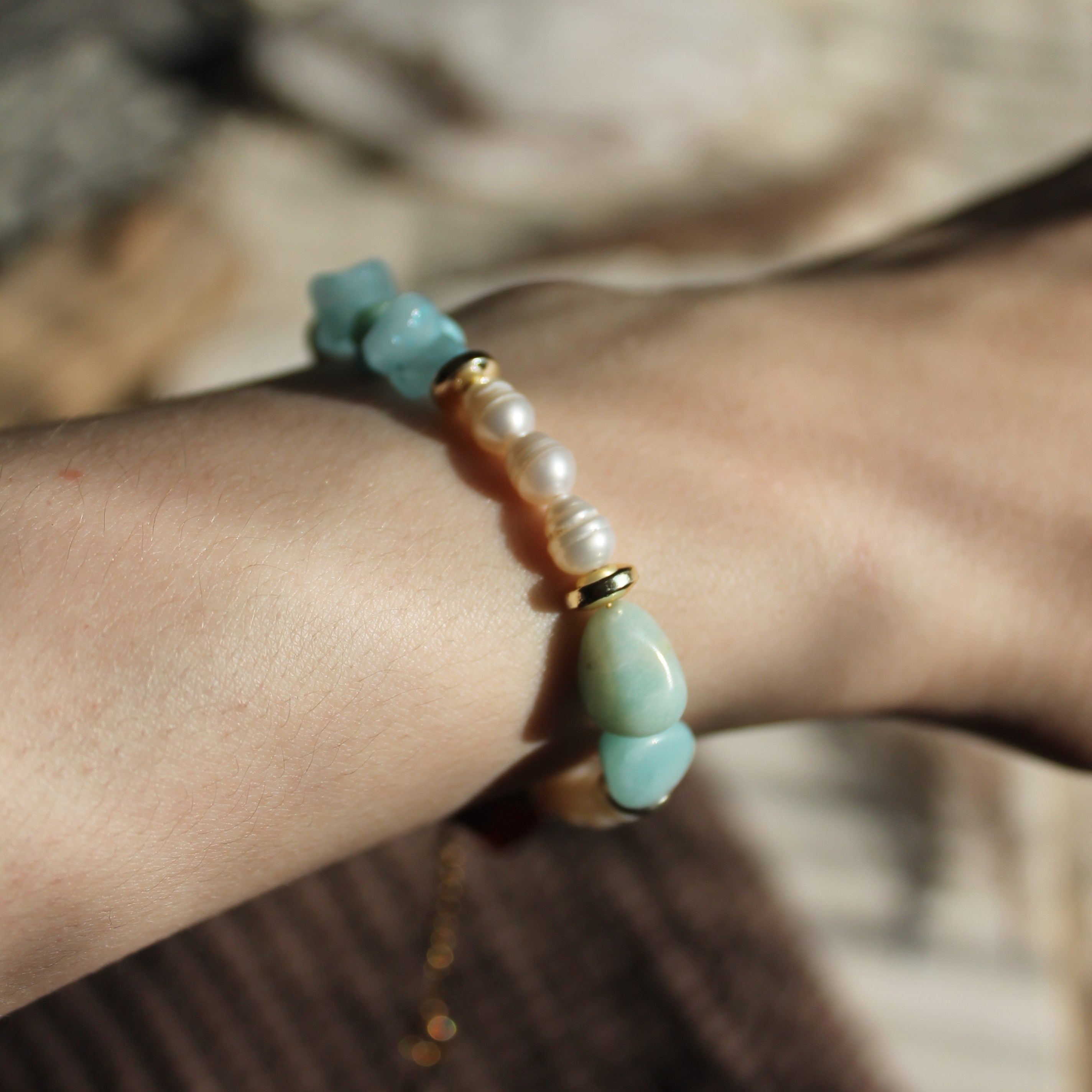 Amazonit mit Süßwasserperlen Edelsteinarmband mit Verschluss goldfarben