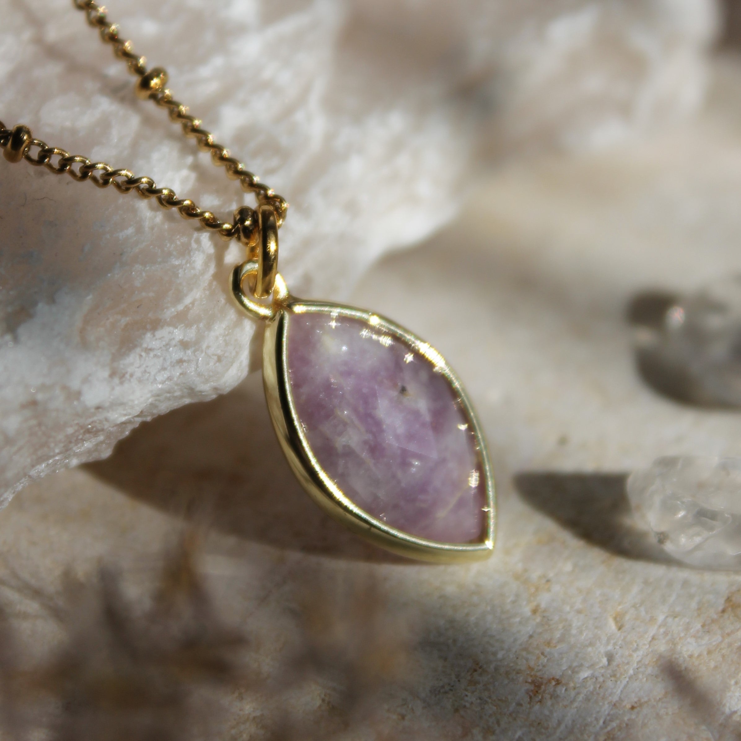 Amethyst FLEUR Edelsteinanhänger Kette goldfarben