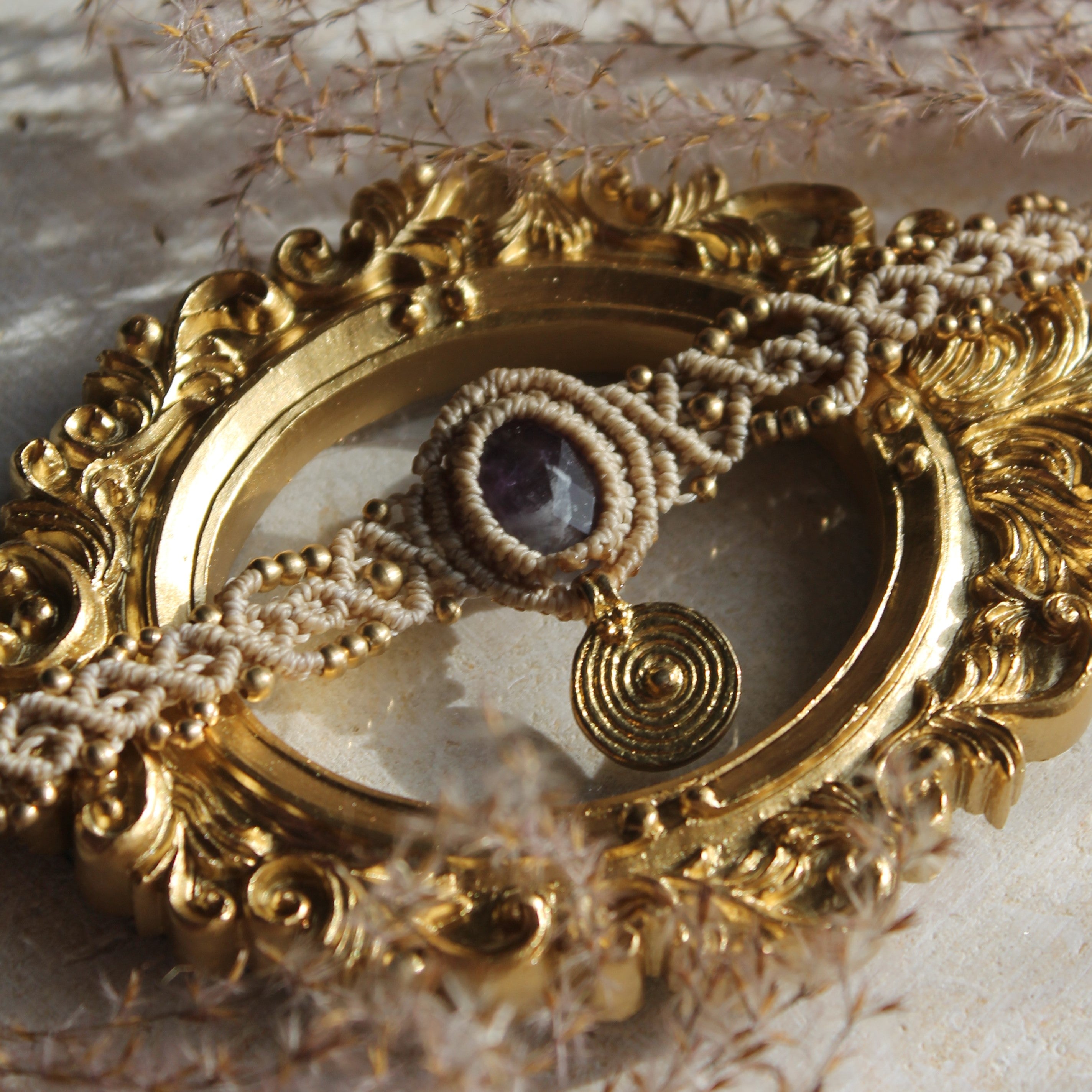 Amethyst Cabochon Choker Kette Makramee goldfarben