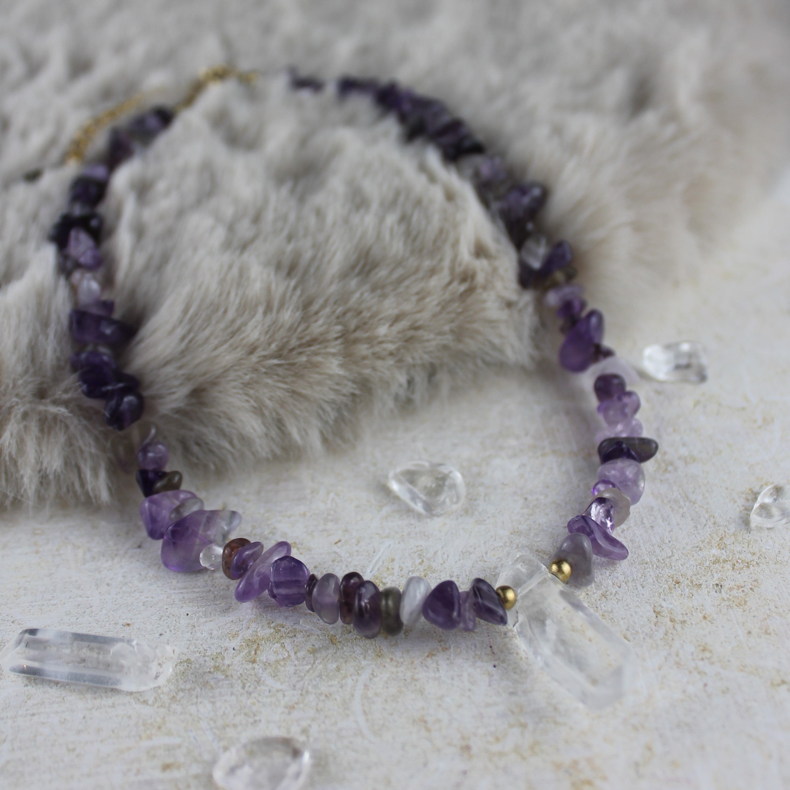 Amethyst Splitter Choker Kette mit Bergkristallspitze goldfarben