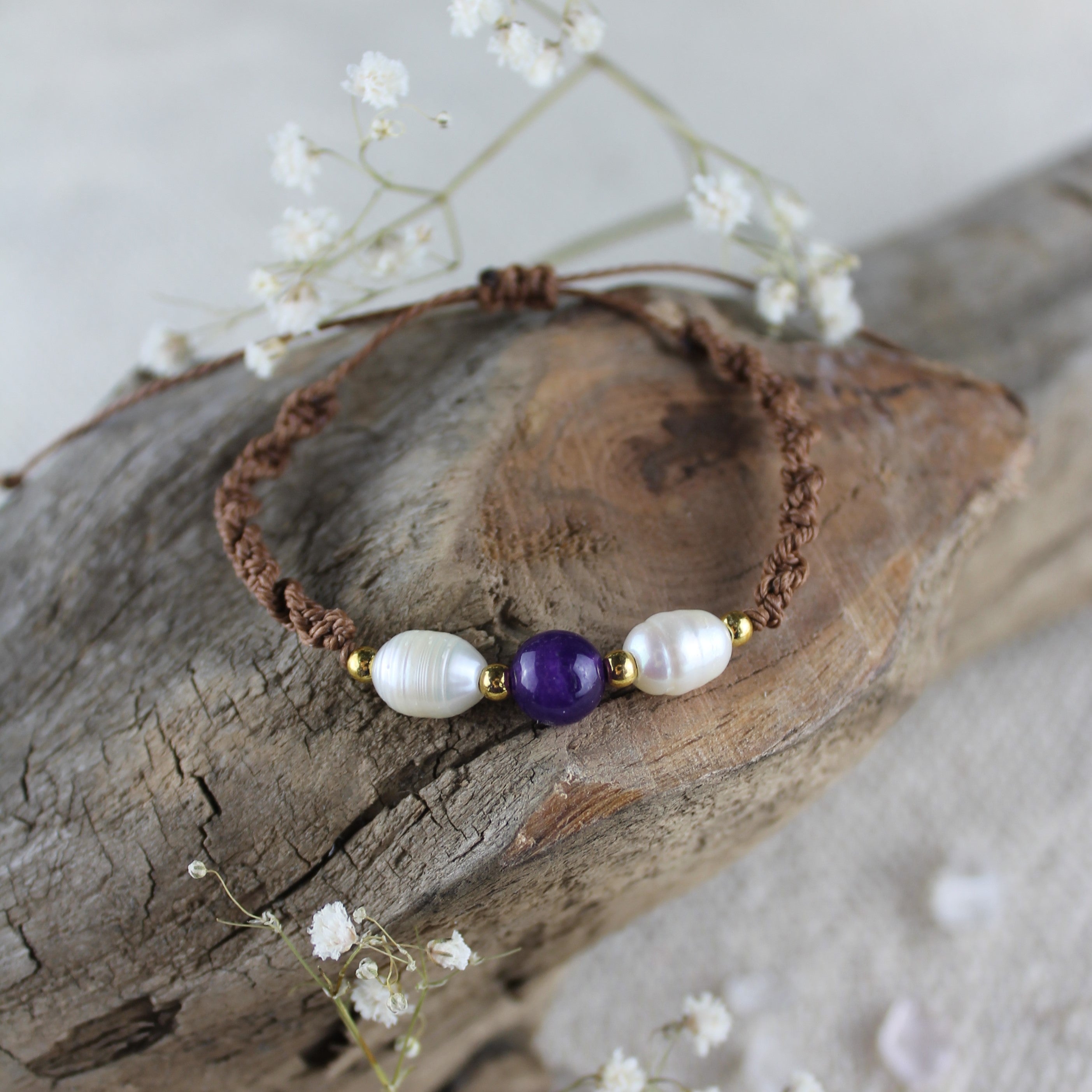 Amethyst mit Süßwasserperlen Edelsteinarmband Makramee goldfarben