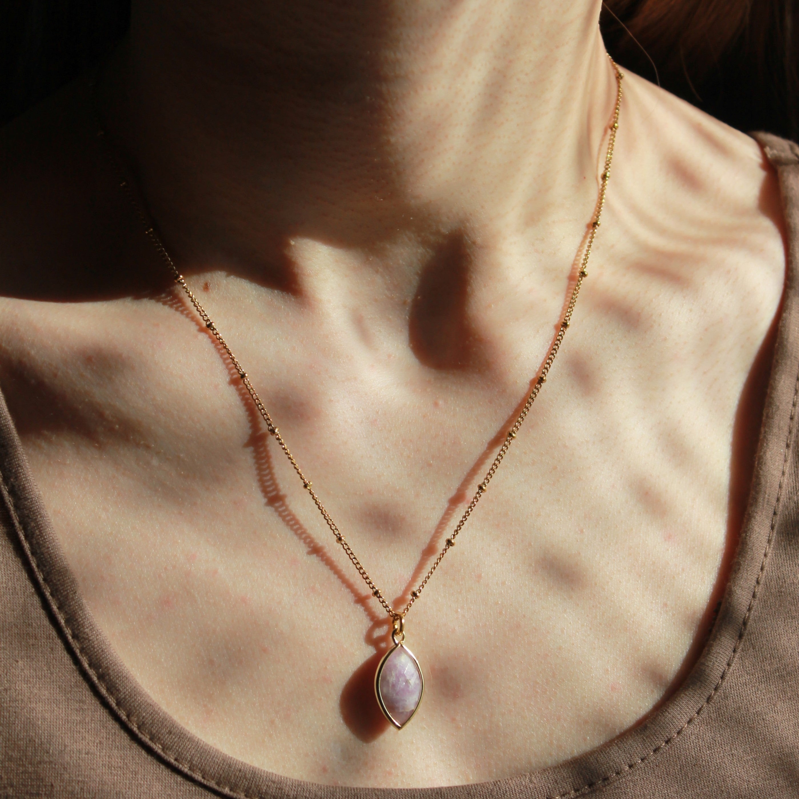 Amethyst FLEUR Edelsteinanhänger Kette goldfarben