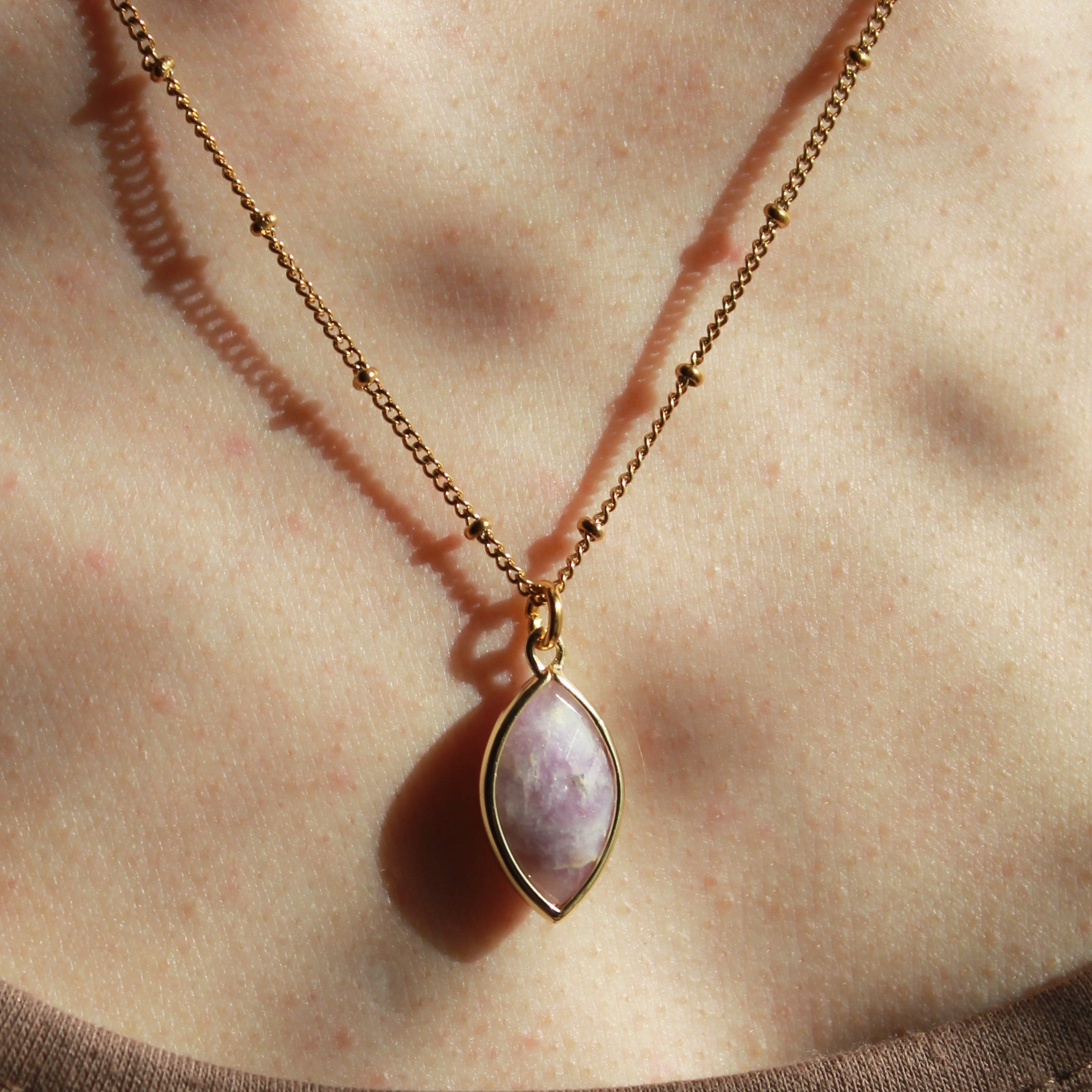 Amethyst FLEUR Edelsteinanhänger Kette goldfarben