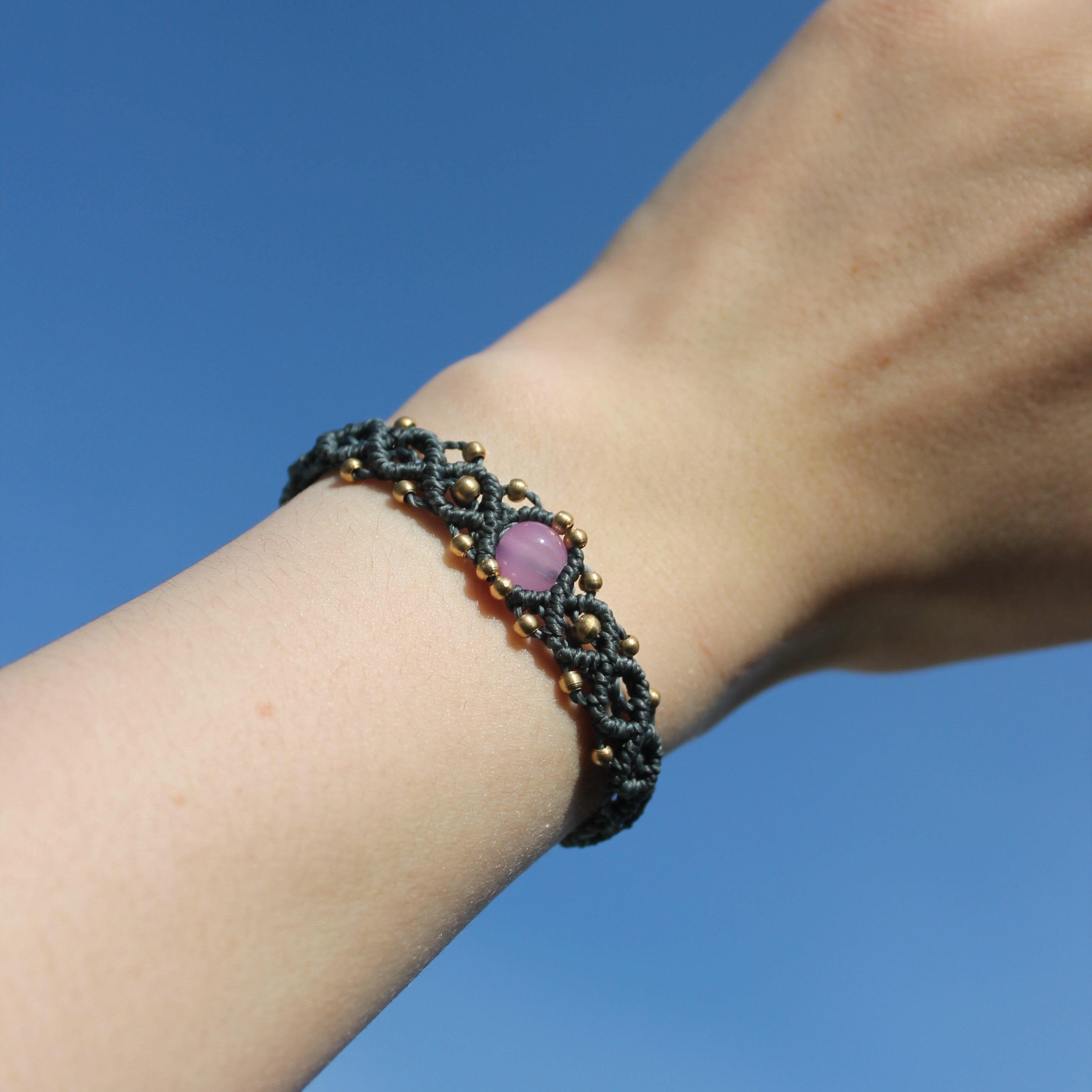 Amethyst Edelsteinarmband Makramee dunkelblau goldfarben