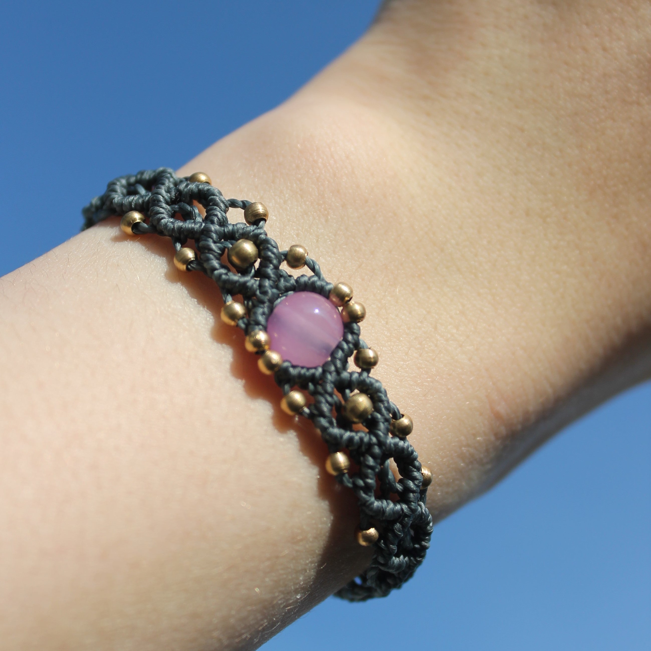 Amethyst Edelsteinarmband Makramee dunkelblau goldfarben