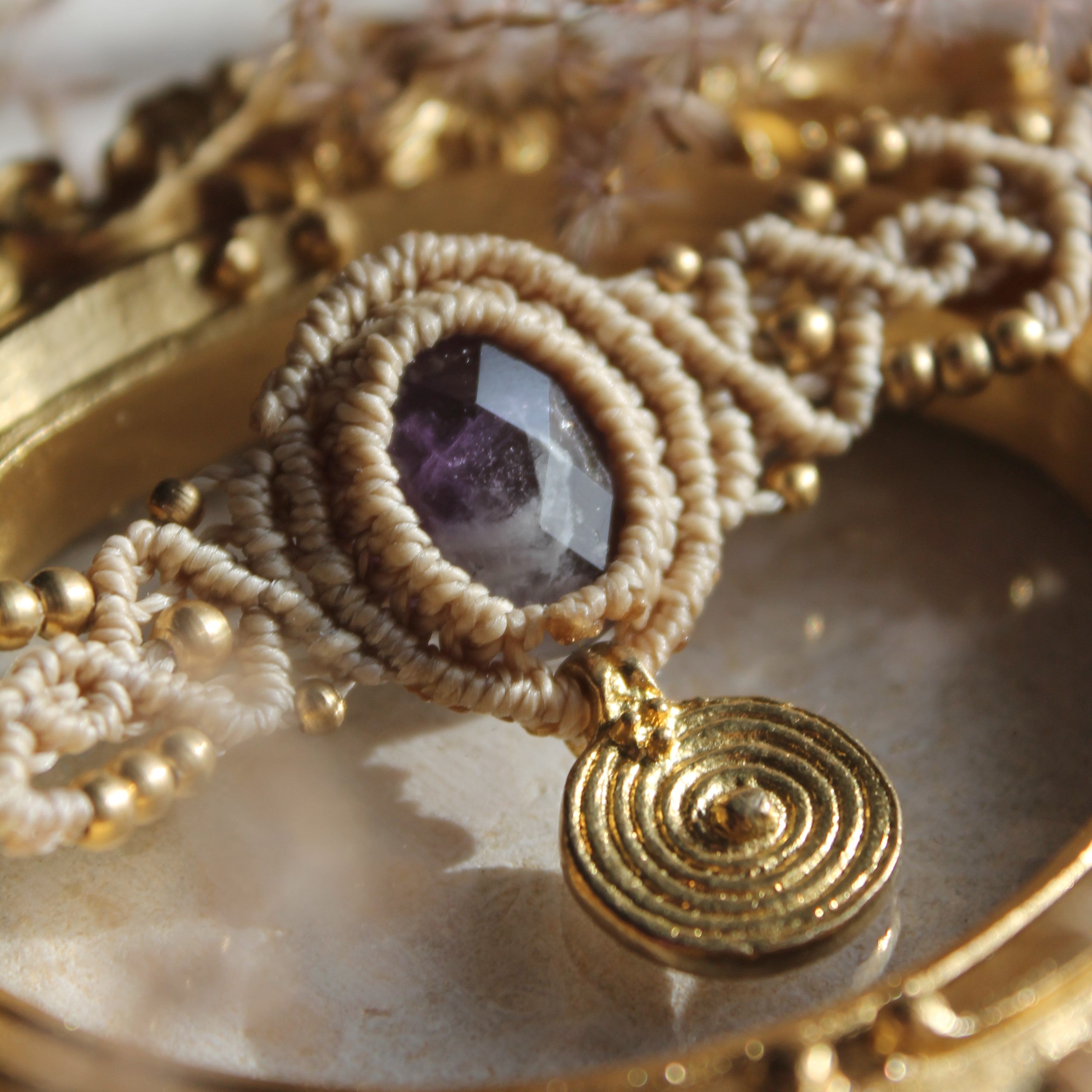 Amethyst Cabochon Choker Kette Makramee goldfarben
