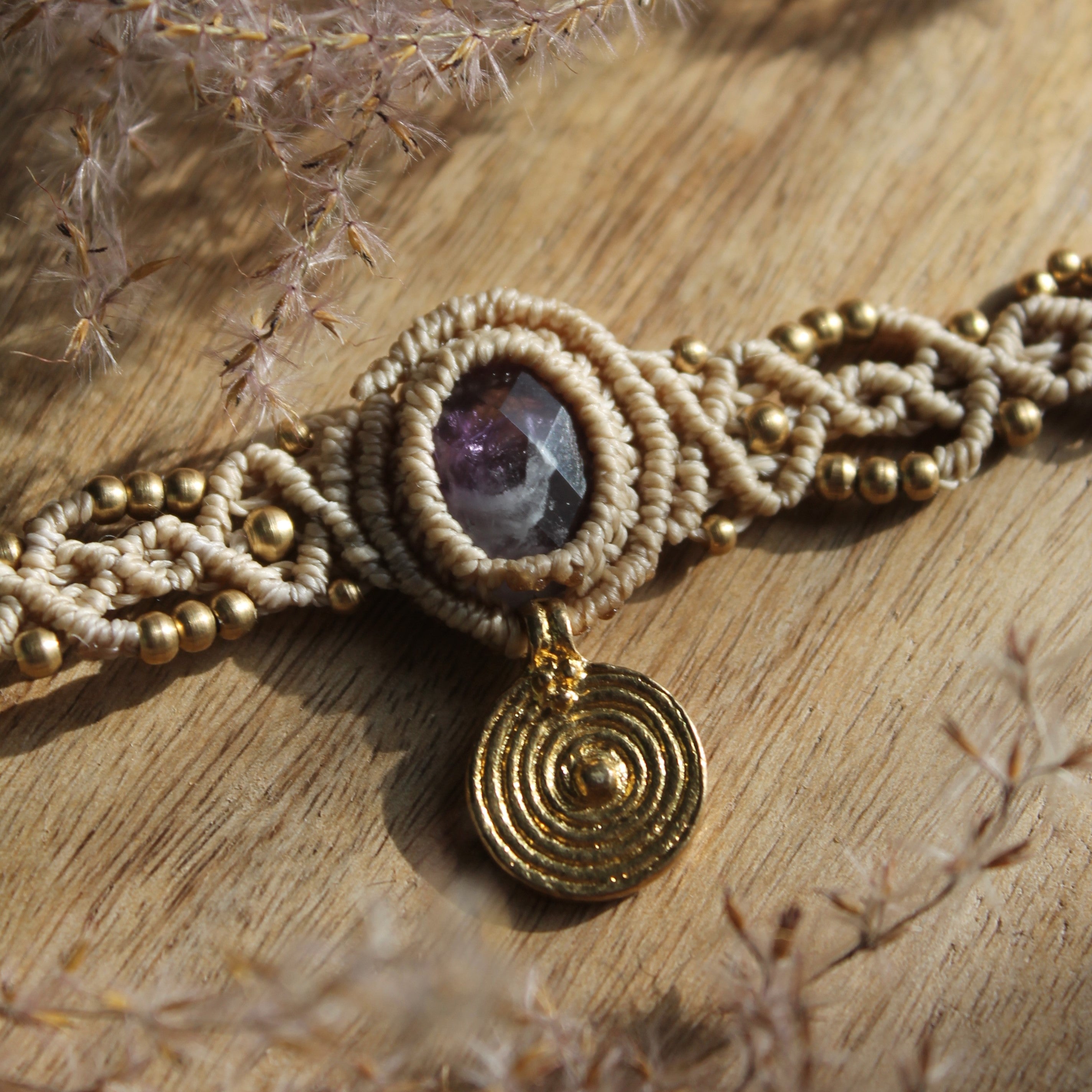 Amethyst Cabochon Choker Kette Makramee goldfarben