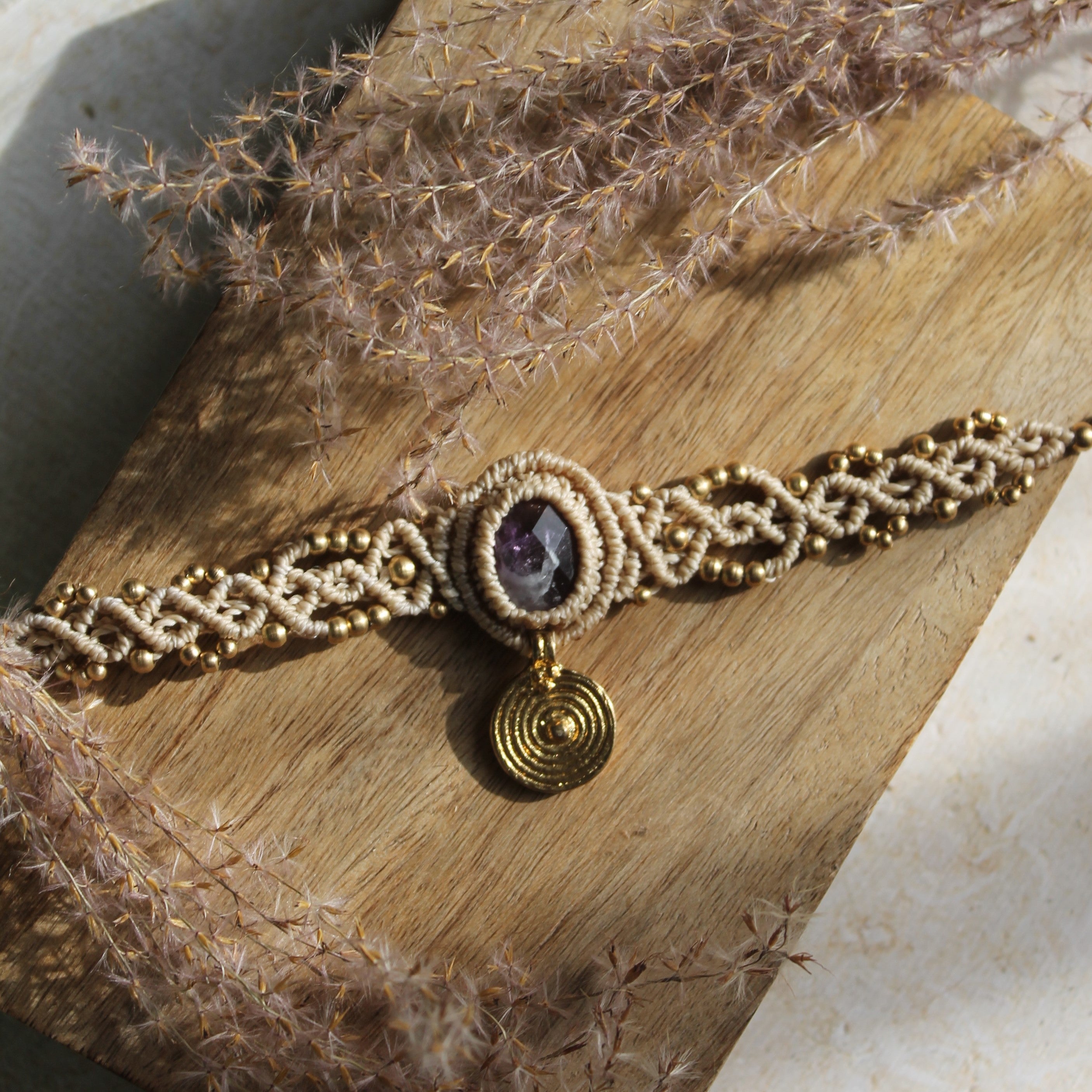 Amethyst Cabochon Choker Kette Makramee goldfarben