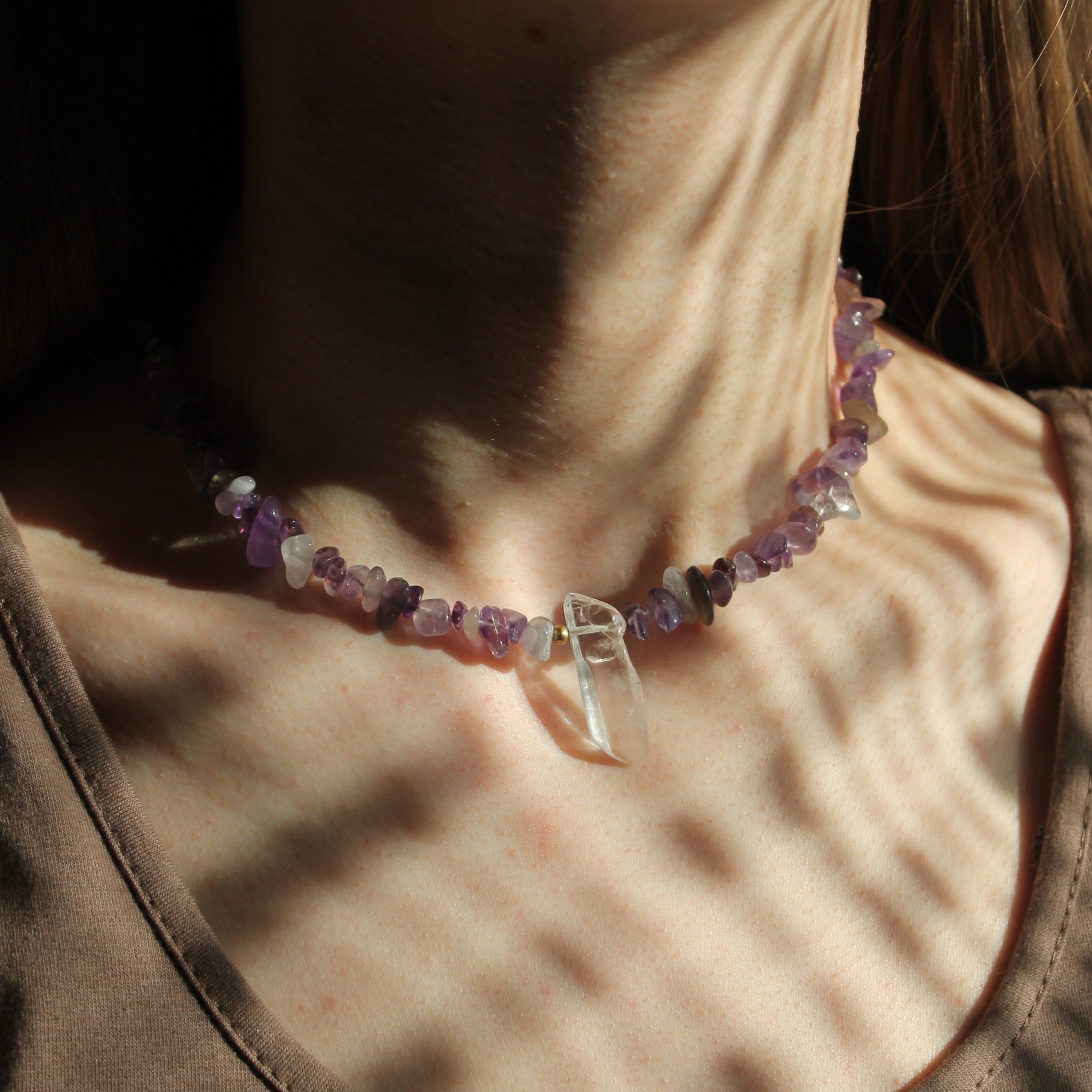 Amethyst Splitter Choker Kette mit Bergkristallspitze goldfarben
