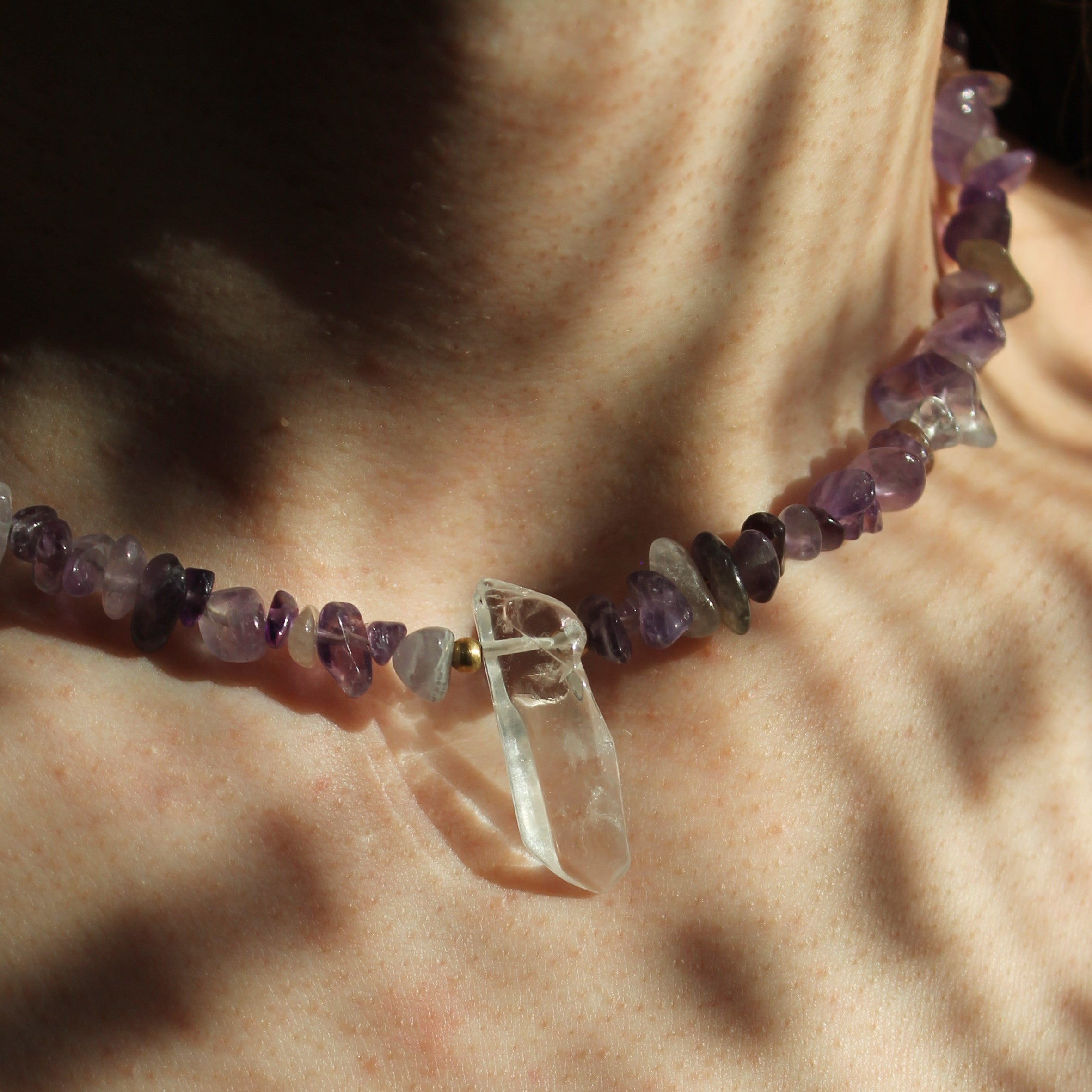 Amethyst Splitter Choker Kette mit Bergkristallspitze goldfarben