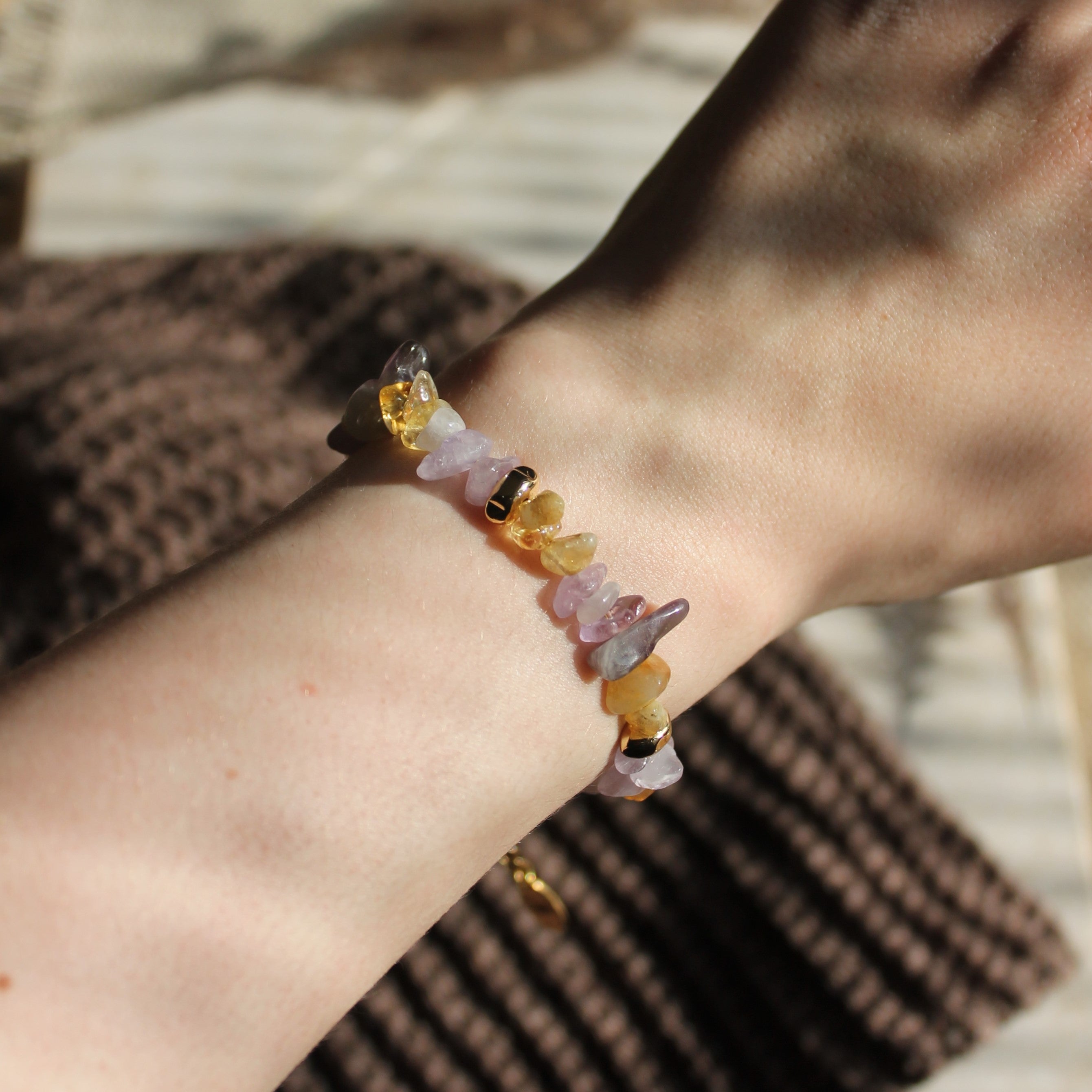 Amethyst mit Citrin Splitter Edelsteinarmband mit Verschluss goldfarben