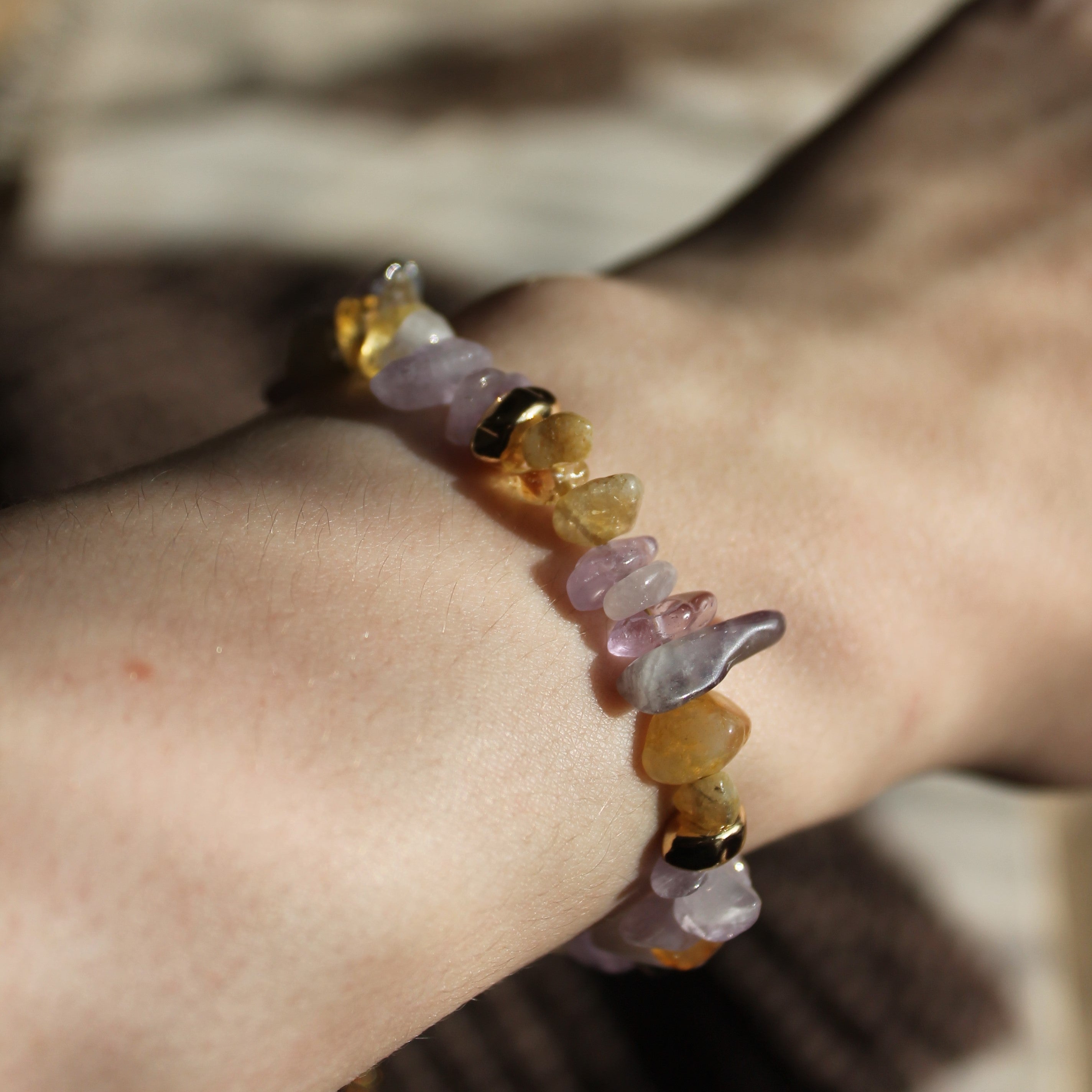 Amethyst mit Citrin Splitter Edelsteinarmband mit Verschluss goldfarben