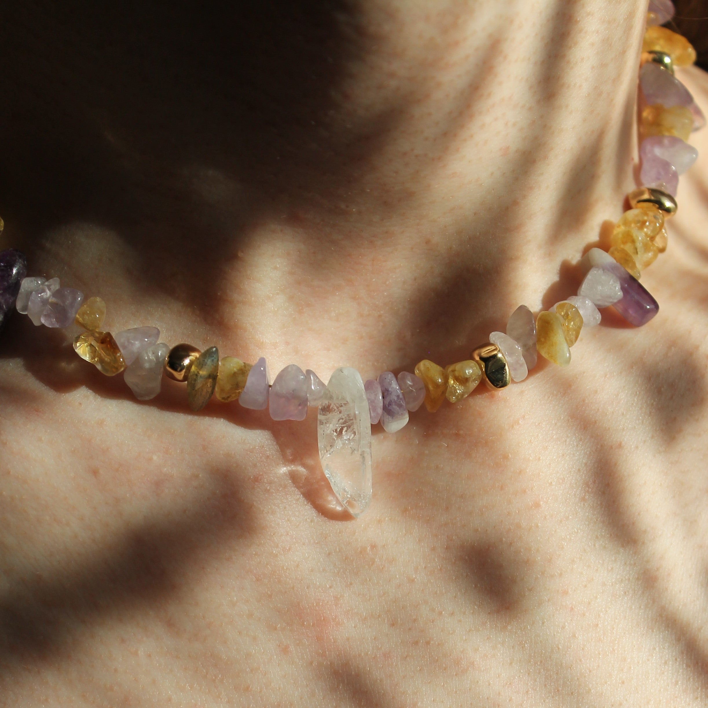 Amethyst Citrin Splitter Choker Kette mit Bergkristallspitze Hämatit goldfarben