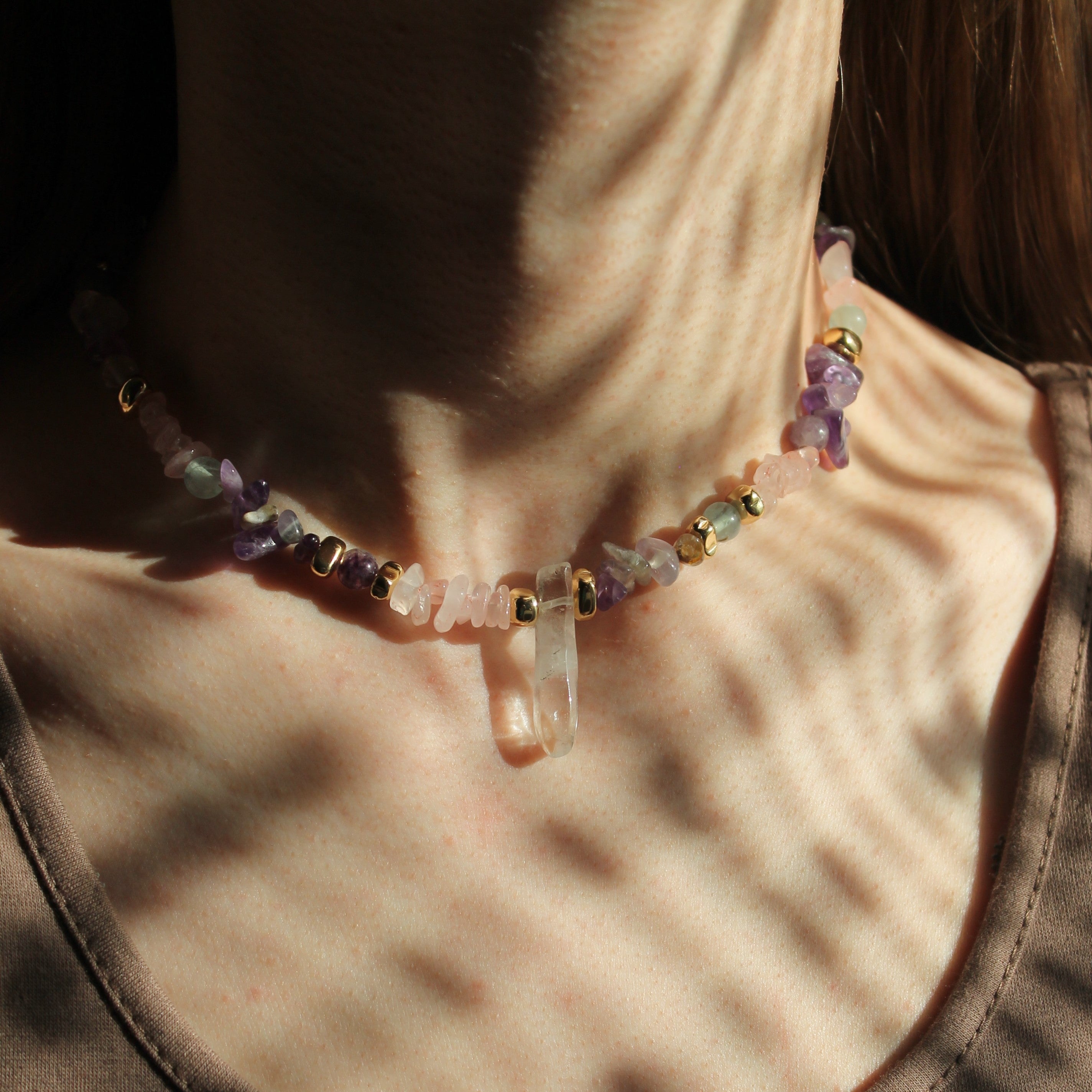 Amethyst Fluorit Rosenquarz Choker Kette mit Bergkristallspitze Hämatit goldfarben