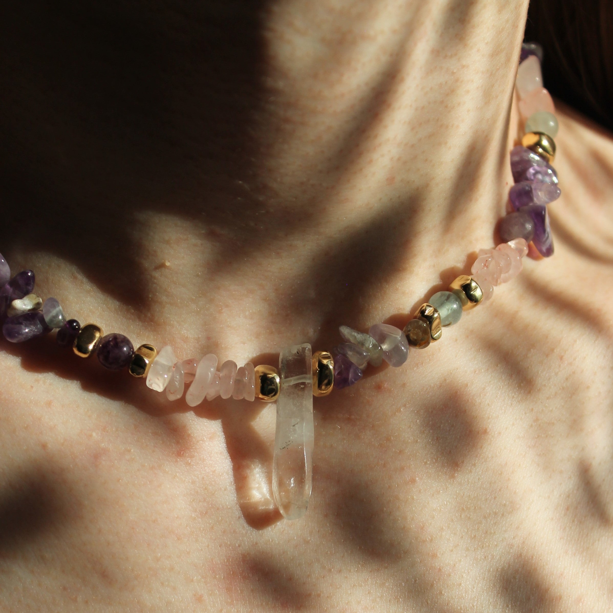 Amethyst Fluorit Rosenquarz Choker Kette mit Bergkristallspitze Hämatit goldfarben