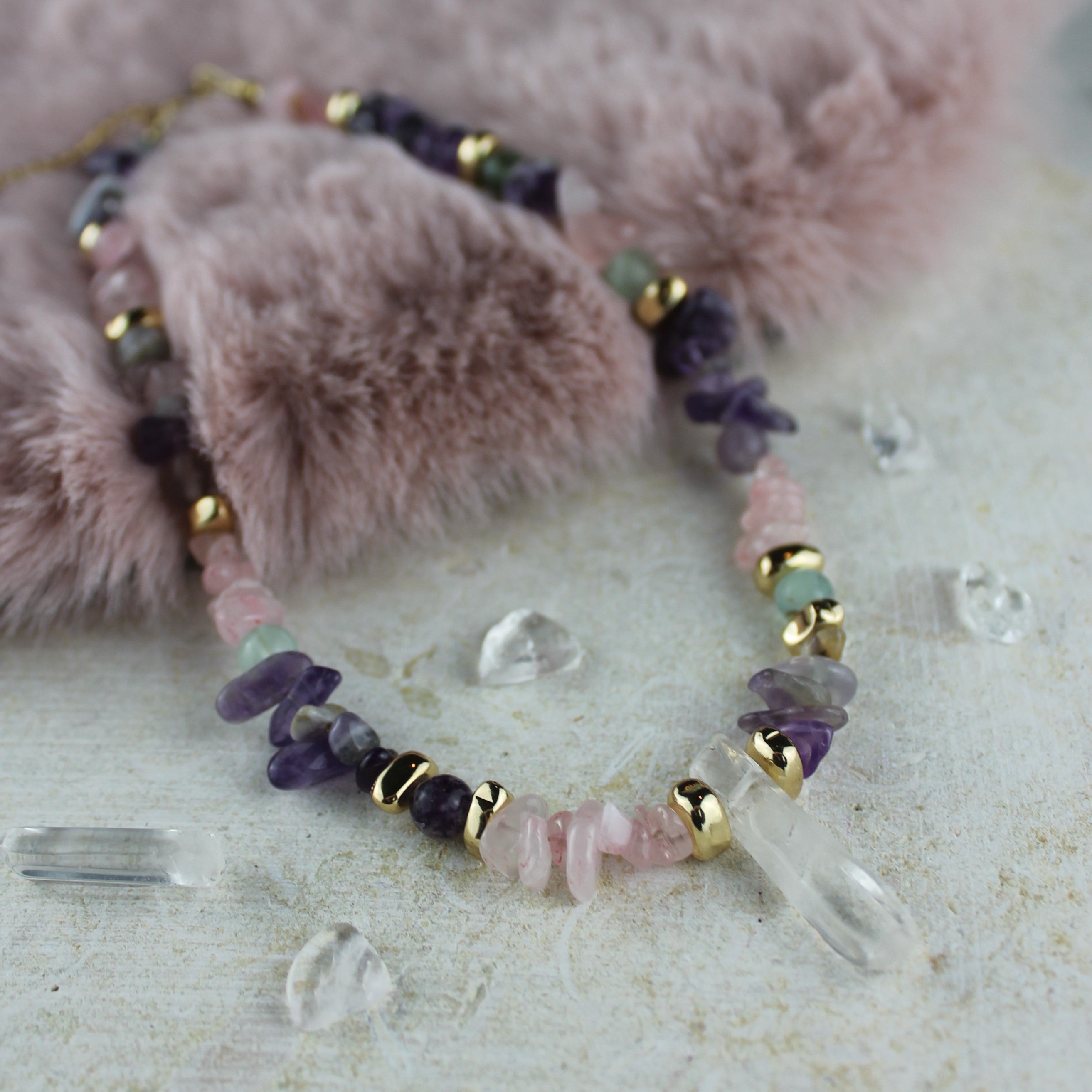 Amethyst Fluorit Rosenquarz Choker Kette mit Bergkristallspitze Hämatit goldfarben