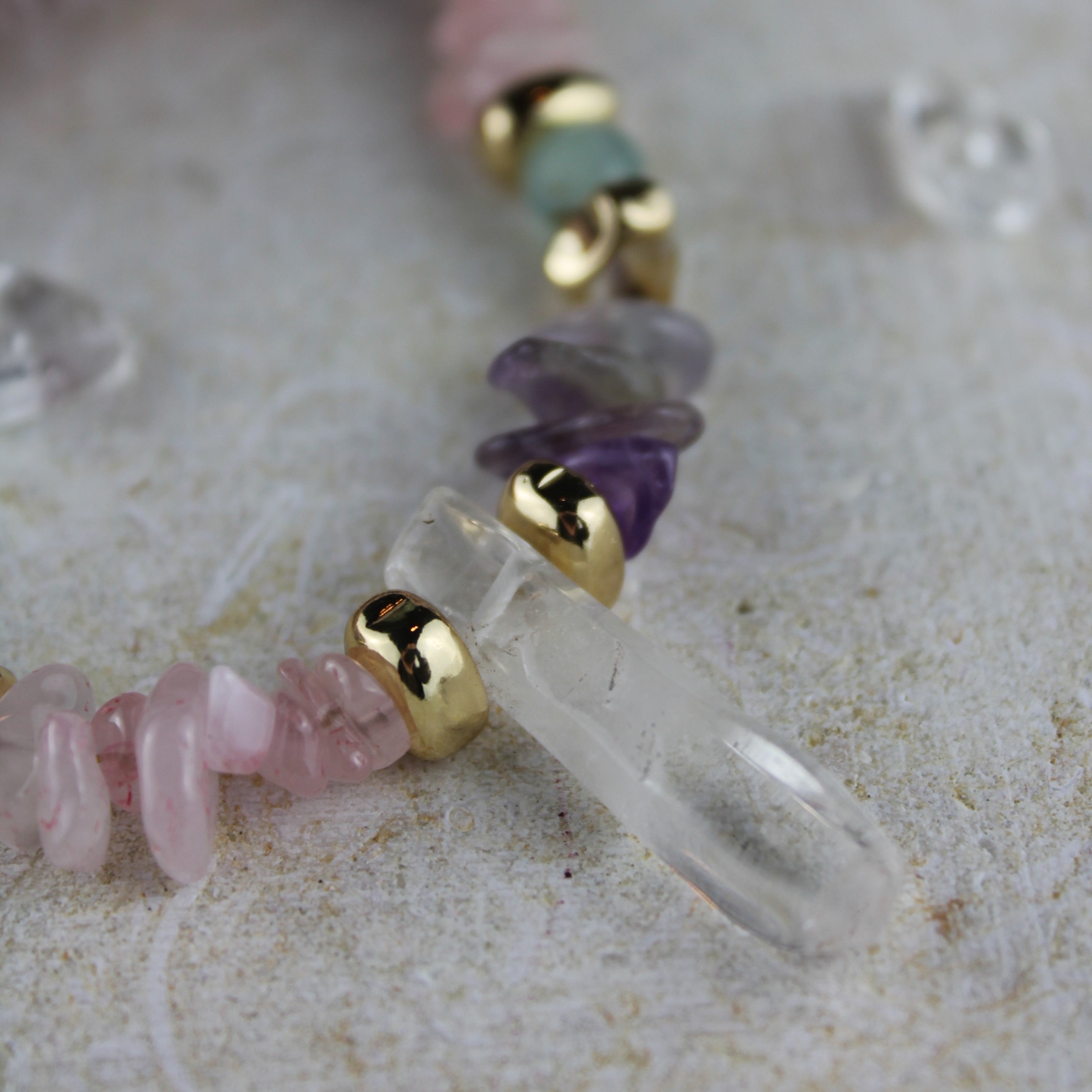 Amethyst Fluorit Rosenquarz Choker Kette mit Bergkristallspitze Hämatit goldfarben
