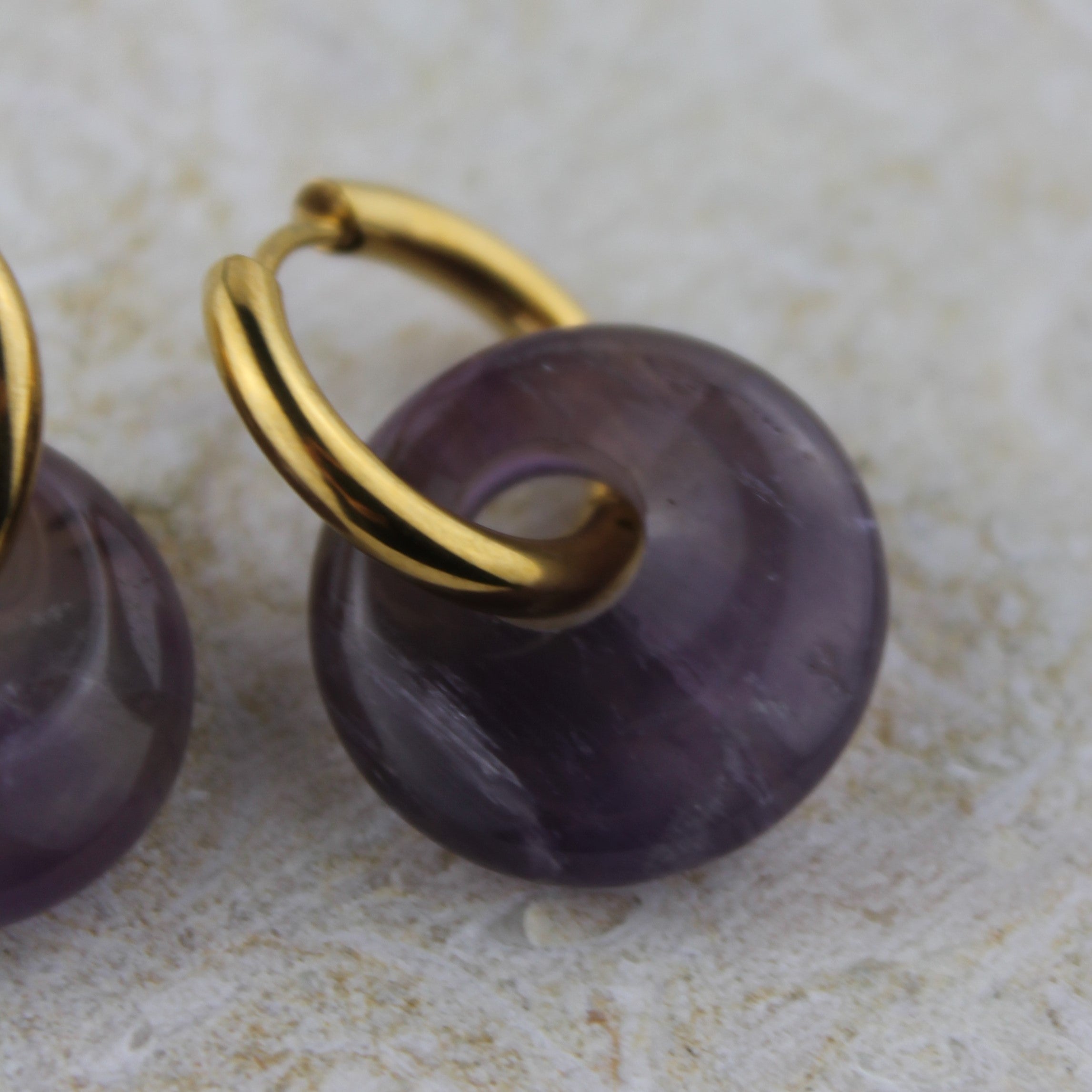 Amethyst Edelsteinohrringe Scheibe goldfarben