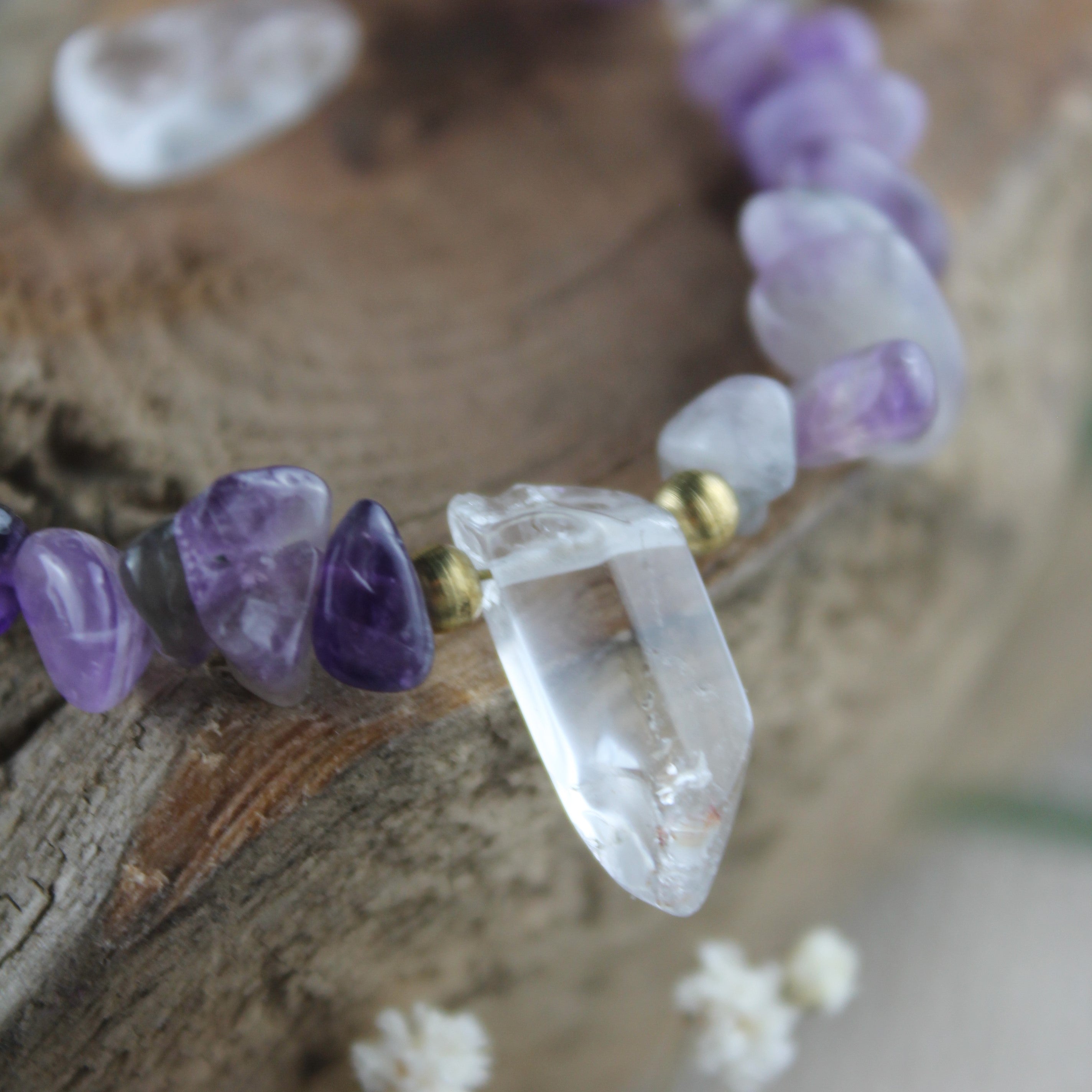 Amethyst Splitter mit Bergkristallspitze Edelsteinarmband mit Verschluss goldfarben