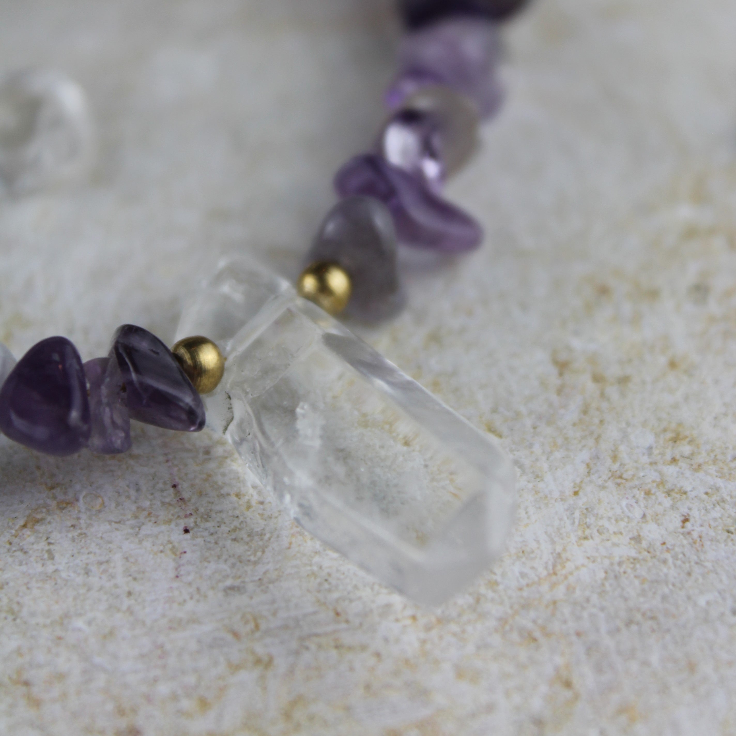 Amethyst Splitter Choker Kette mit Bergkristallspitze goldfarben