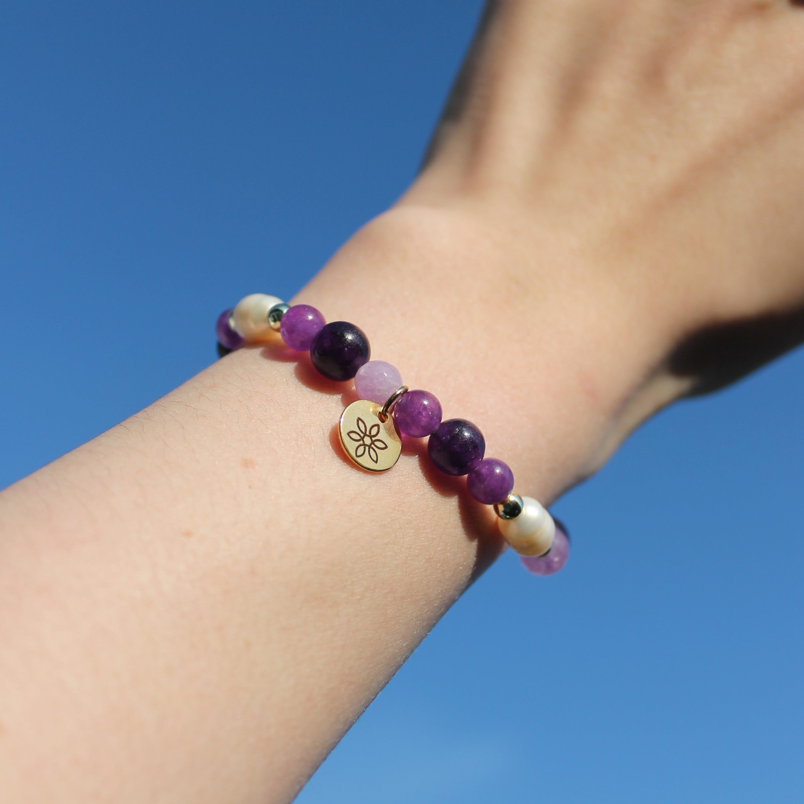 Amethyst mit Süßwasserperlen Edelsteinarmband goldfarben