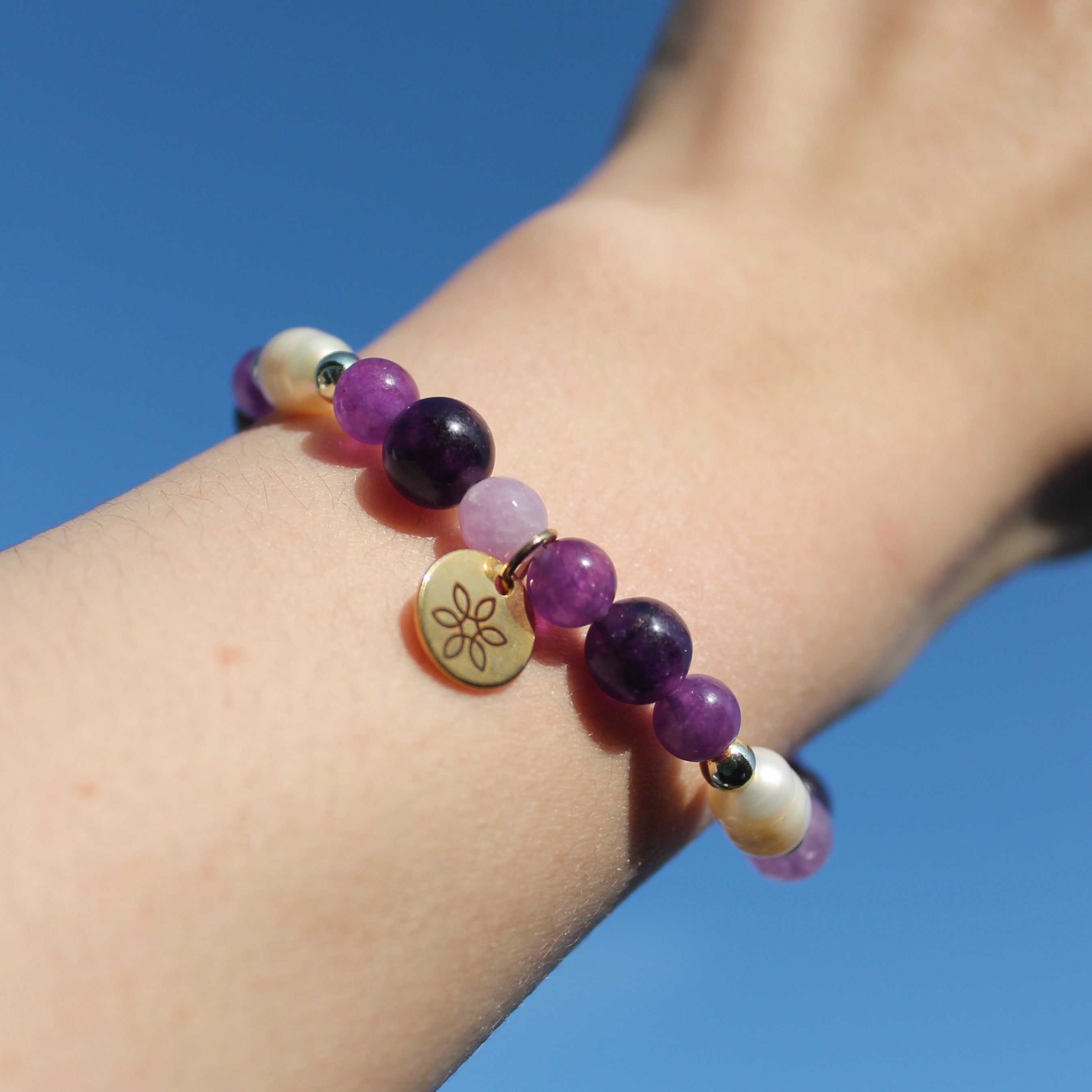 Amethyst mit Süßwasserperlen Edelsteinarmband goldfarben