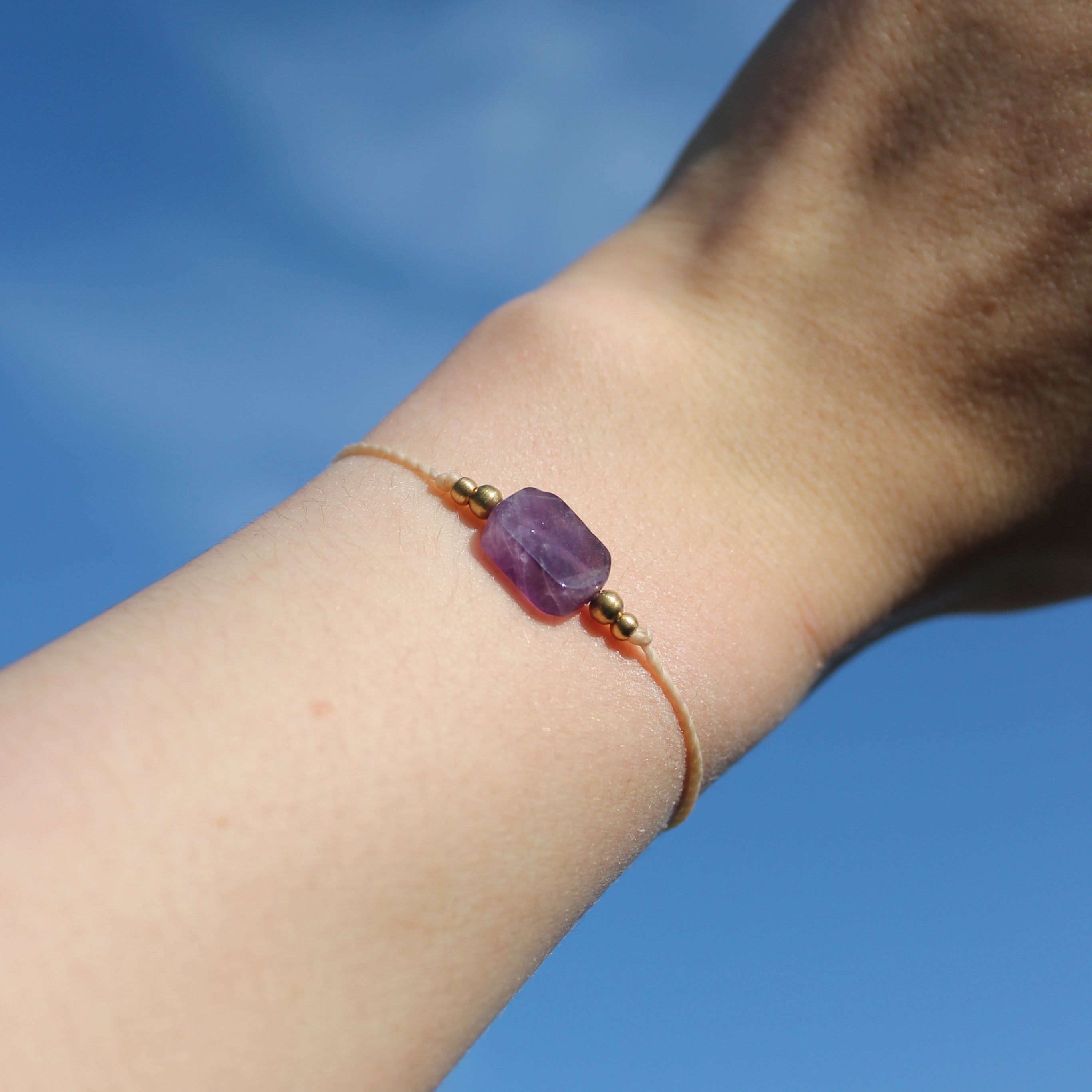 Amethyst pur Edelsteinarmband Makramee goldfarben