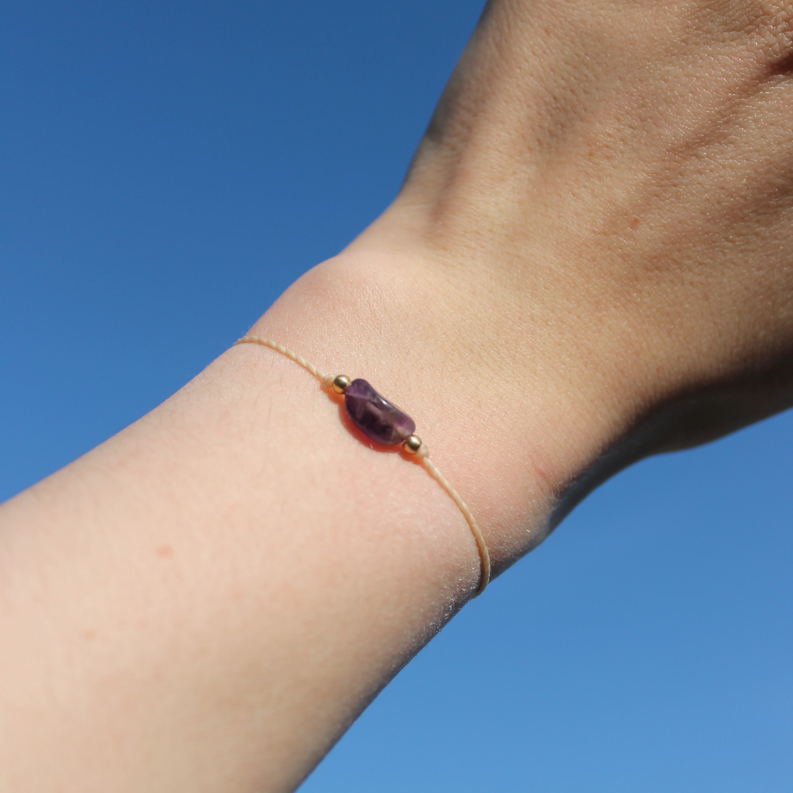 Amethyst pur Edelsteinarmband Makramee goldfarben