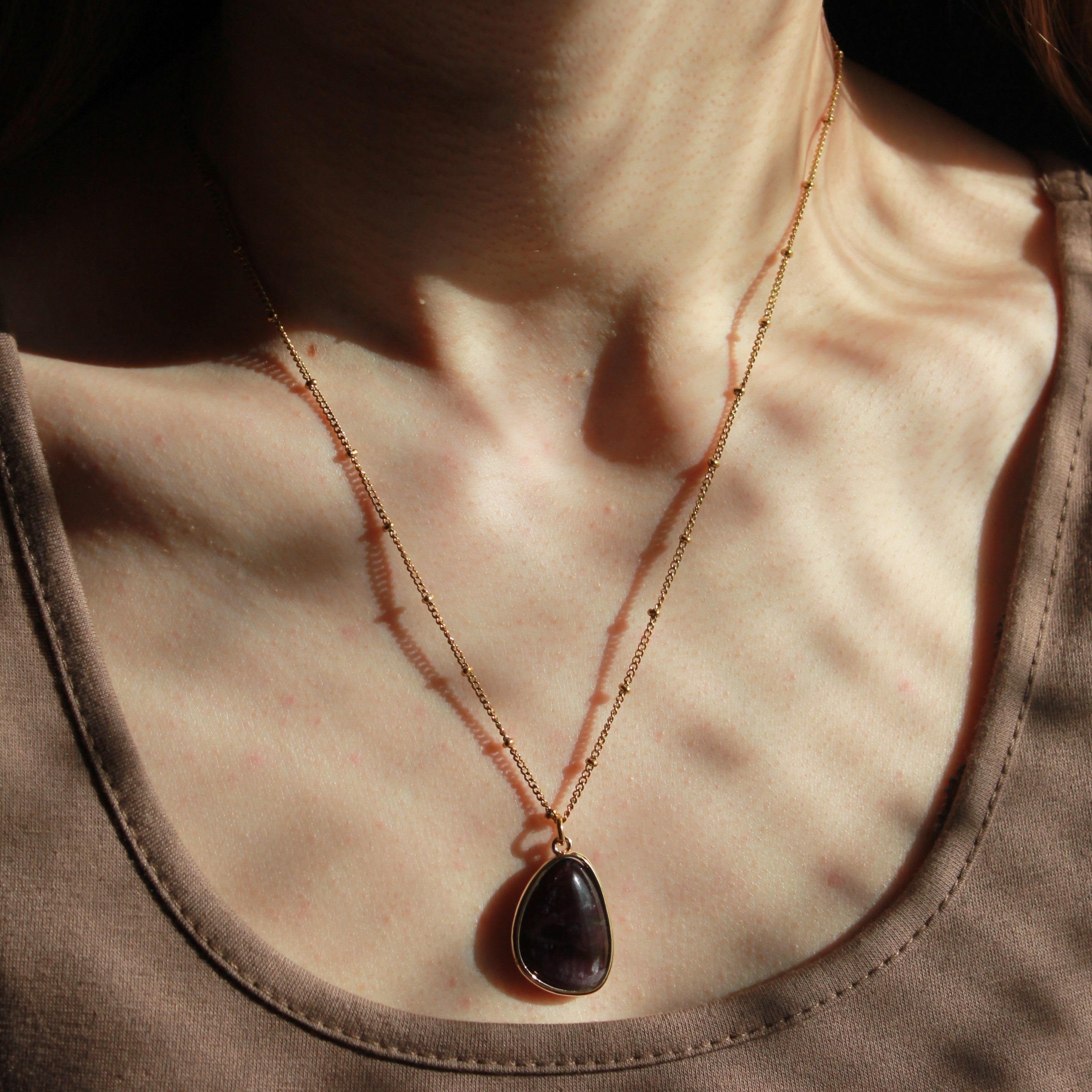 Amethyst medium Edelsteinanhänger Kette goldfarben