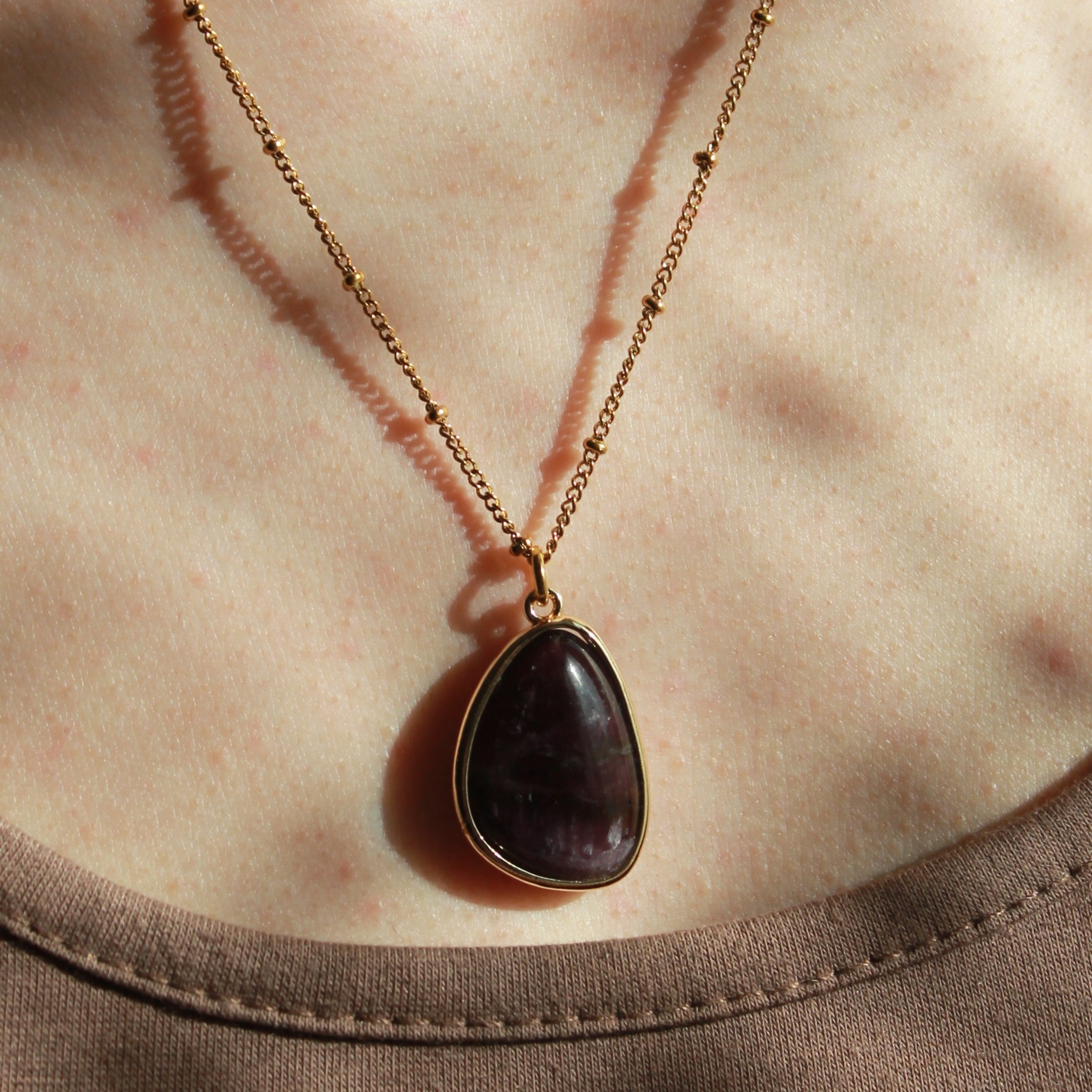 Amethyst medium Edelsteinanhänger Kette goldfarben