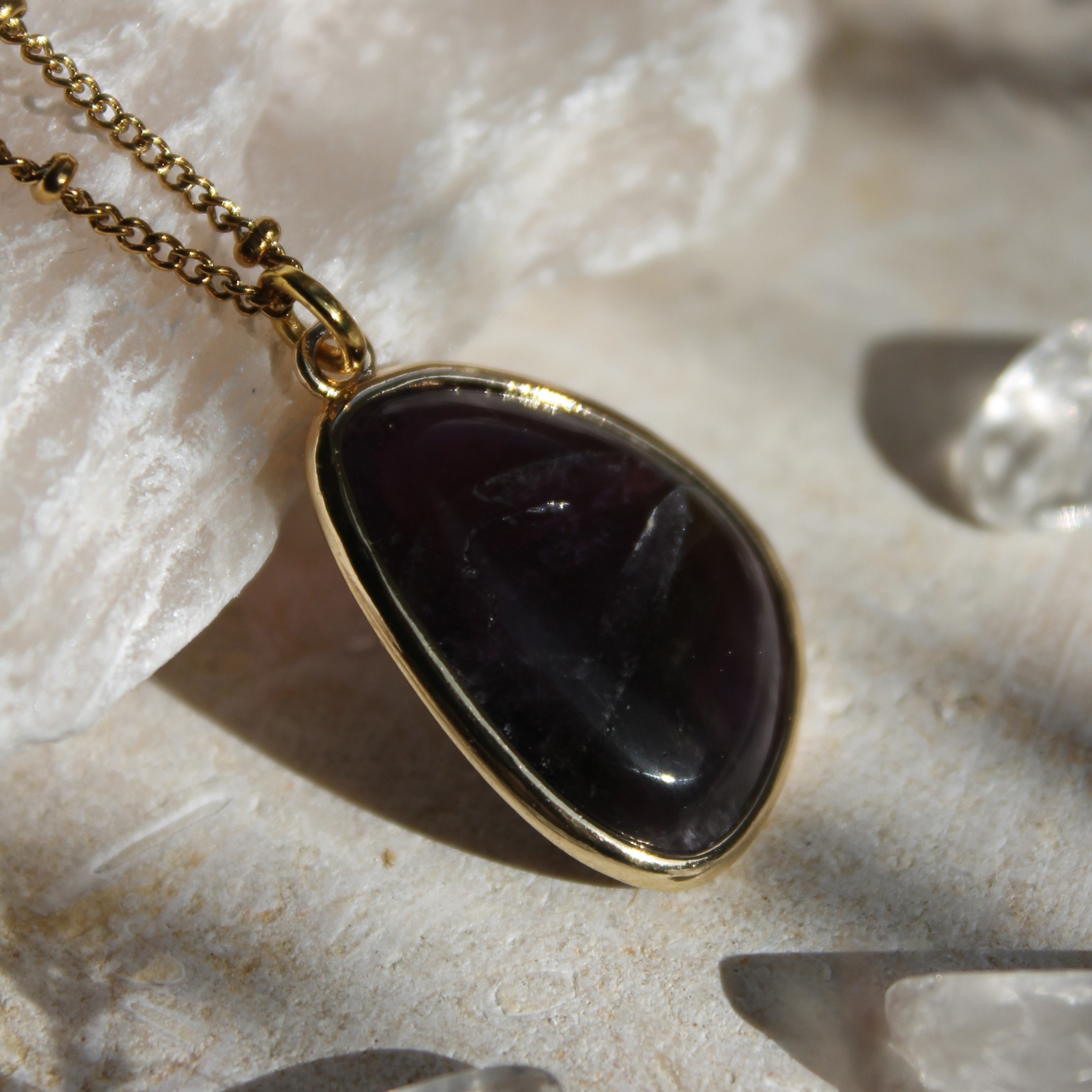 Amethyst medium Edelsteinanhänger Kette goldfarben
