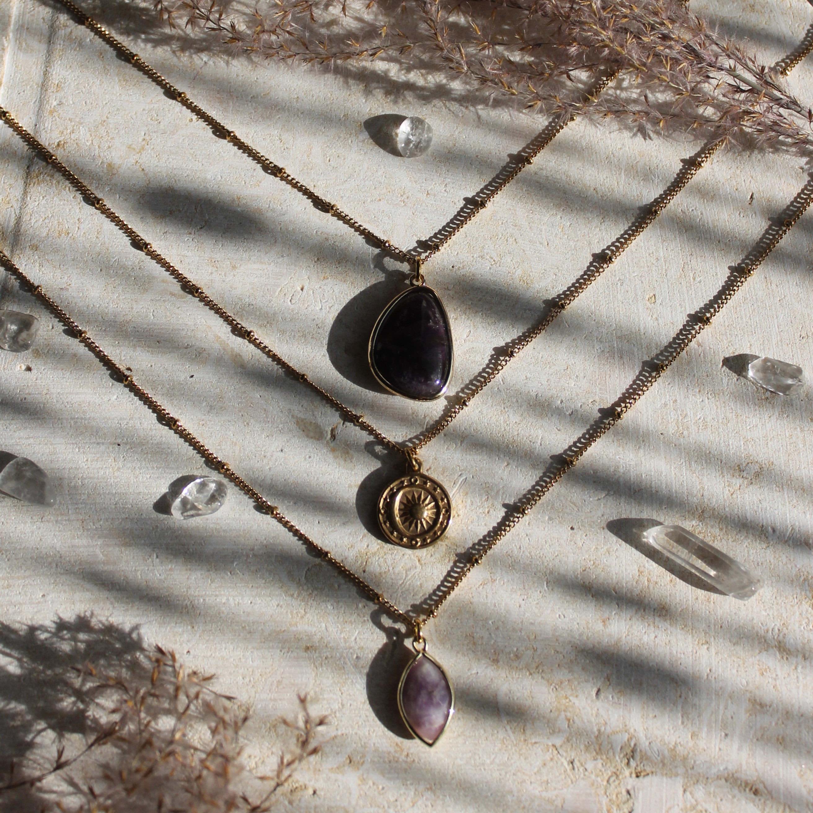 Amethyst medium Edelsteinanhänger Kette goldfarben