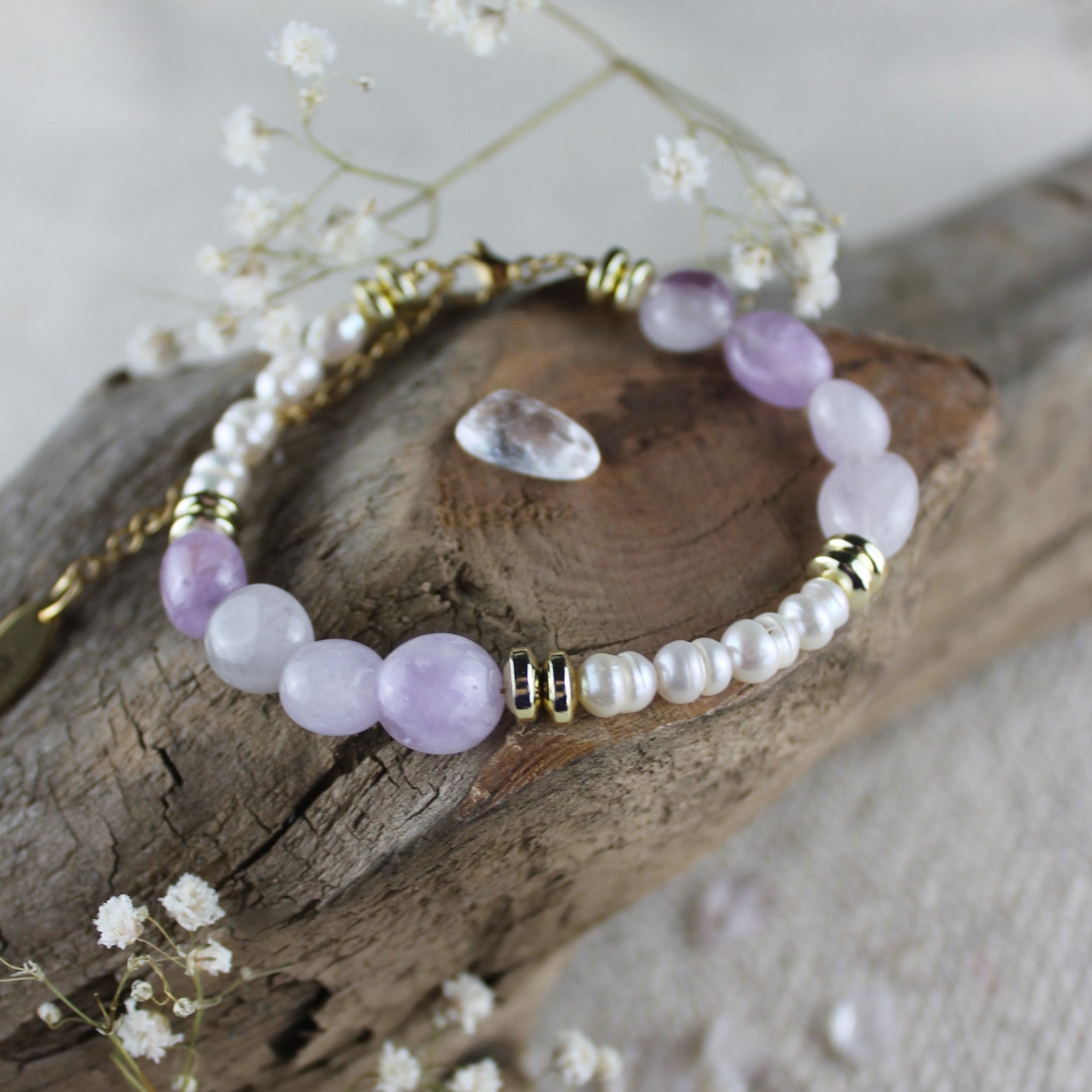 Amethyst mit Süßwasserperlen Edelsteinarmband  mit Verschluss goldfarben